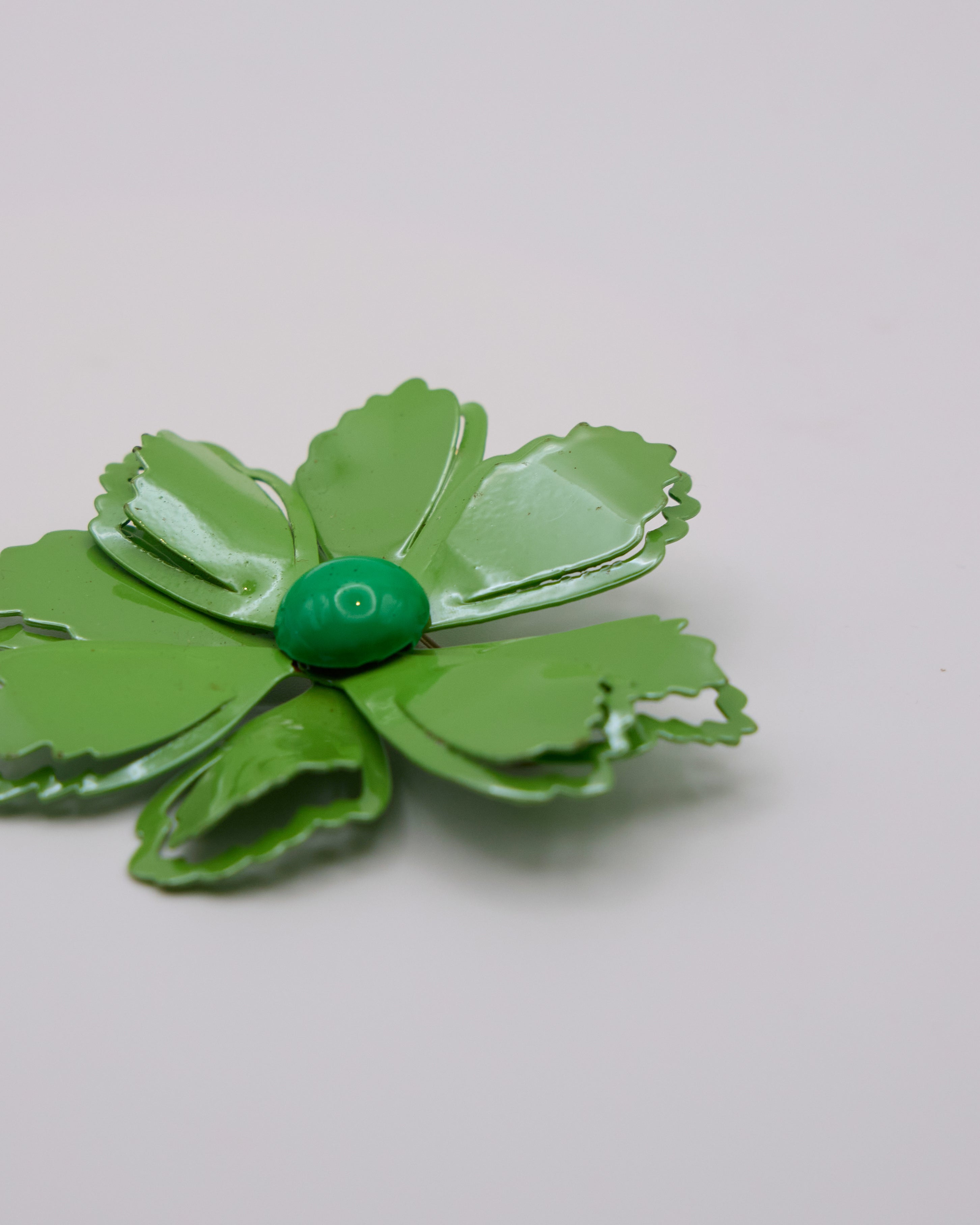 Spilla Vintage Fiore Verde Smaltato – Gioiello Floreale Anni 1960