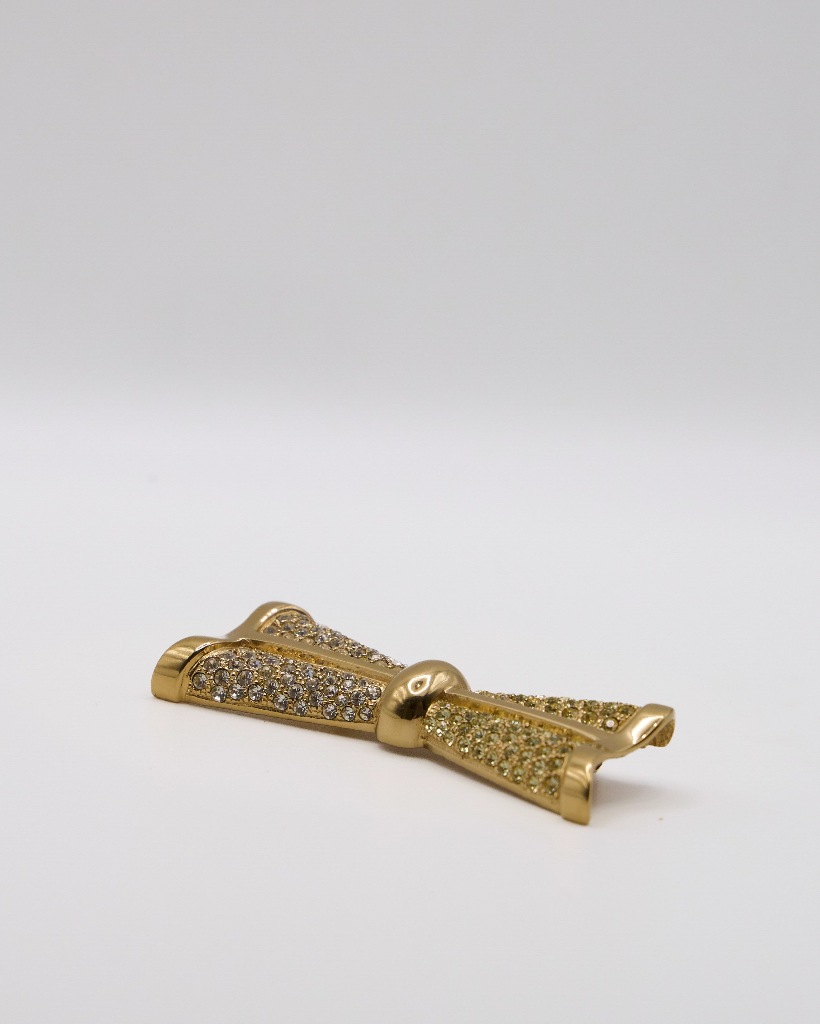 Spilla Fiocco Vintage Dorata con Pavé di Cristalli – Bigiotteria Elegante