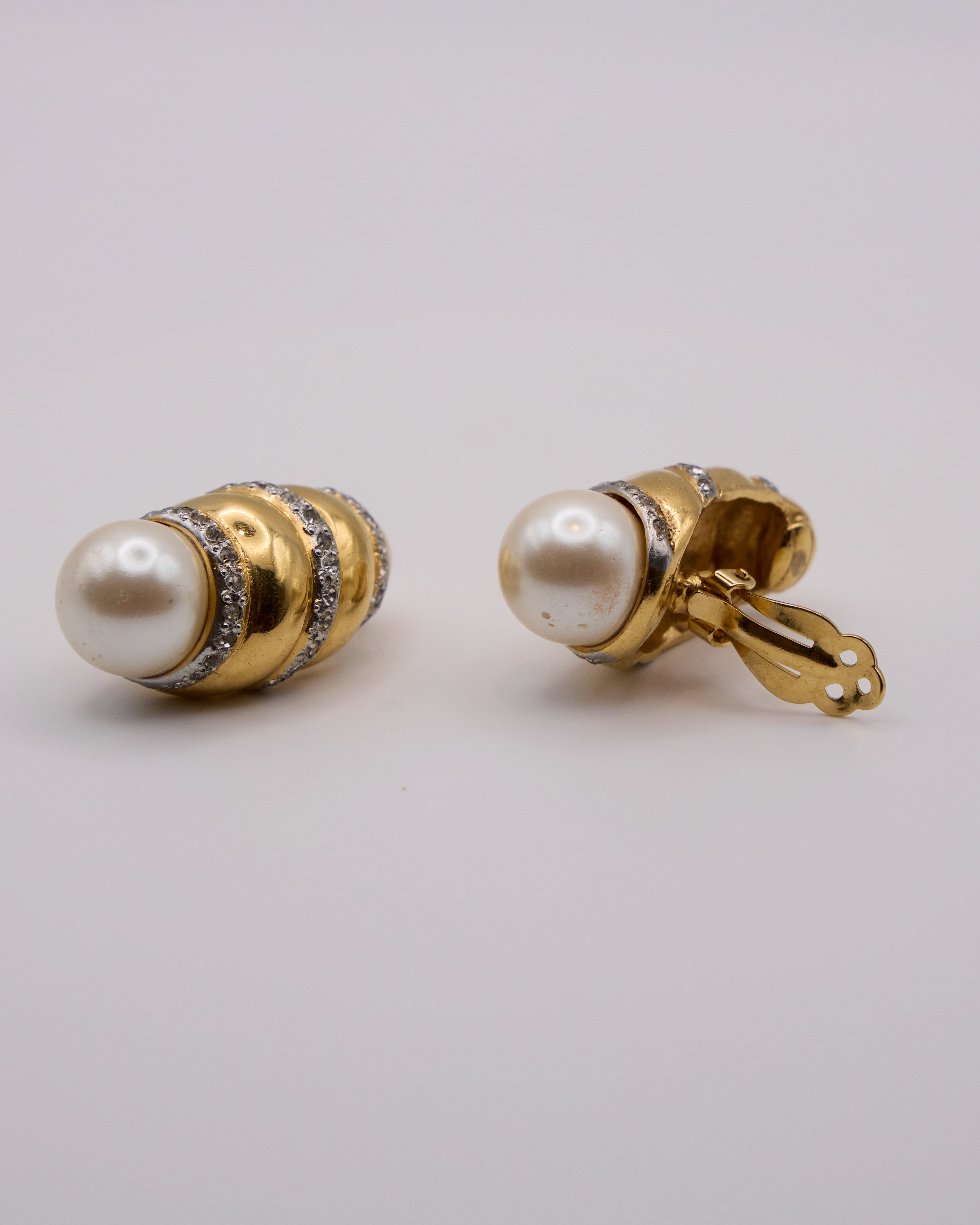 Orecchini Vintage Dorati con Perla e Cristalli – Eleganti Stile Couture