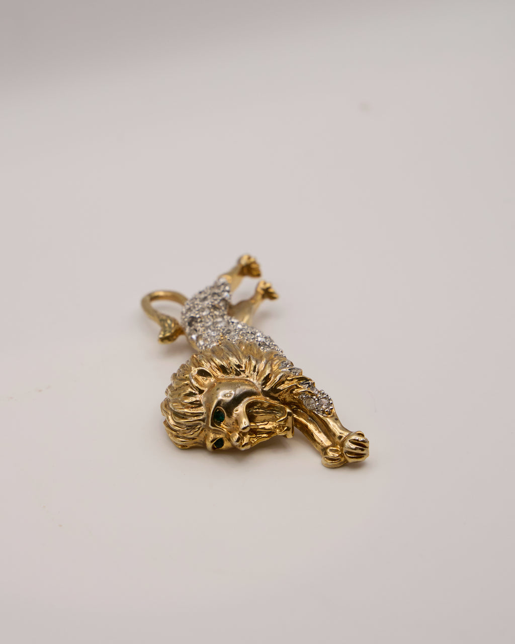 Spilla Vintage a Forma di Leone in Metallo Dorato e Cristalli