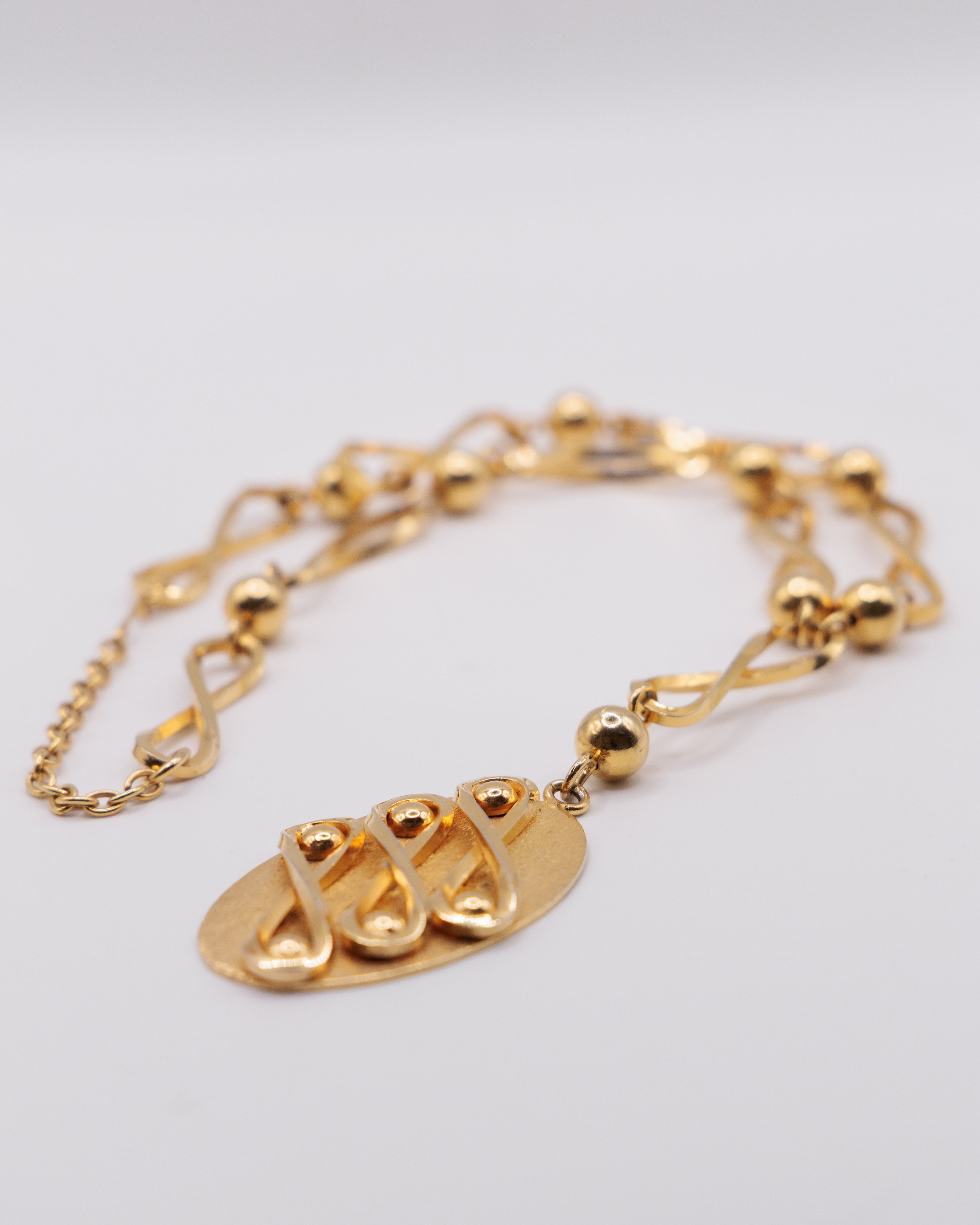 Collana Vintage Dorata con Pendente Ovale – Design Geometrico Retrò