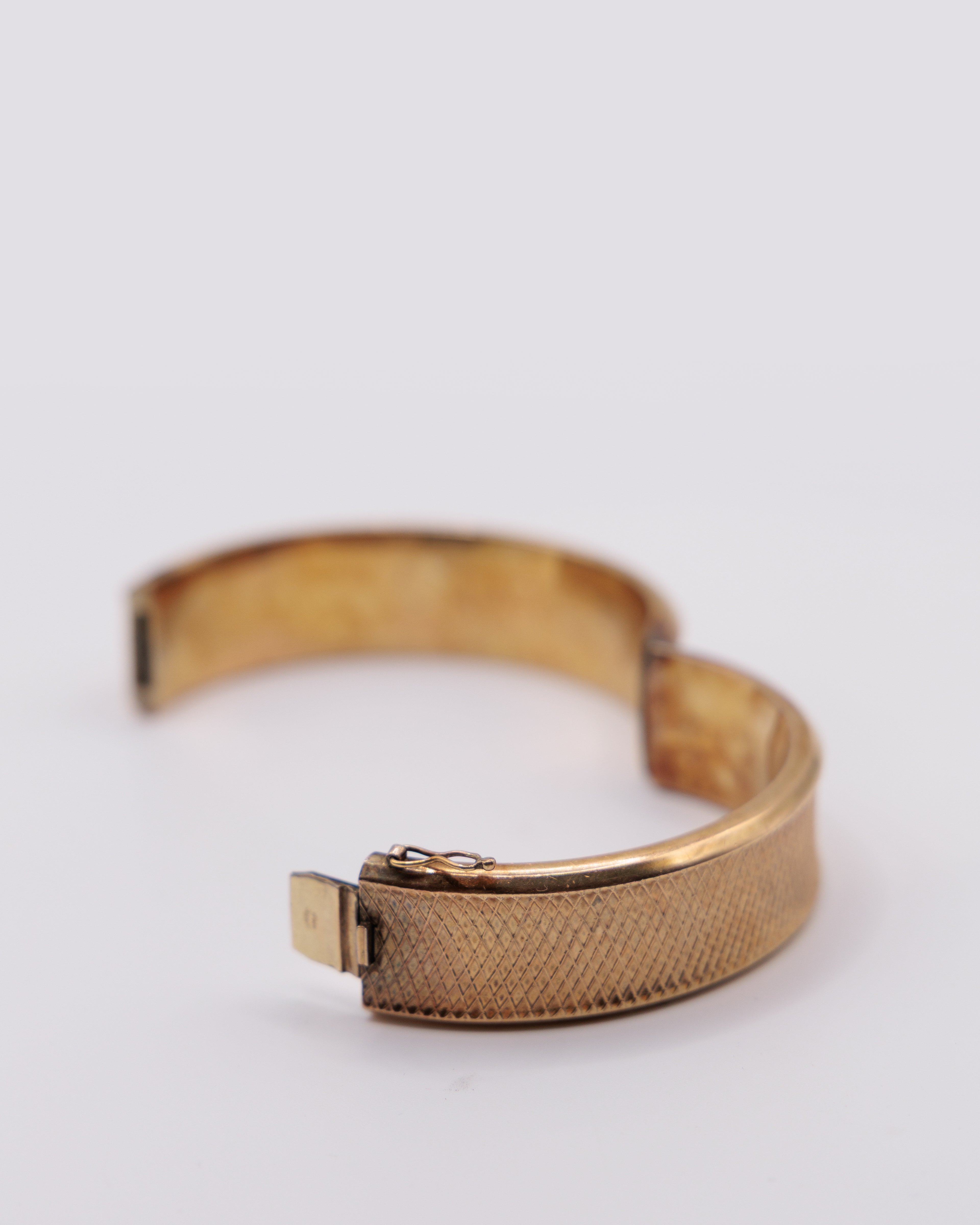 Bracciale rigido dorato inciso – bangle vintage minimal elegante donna