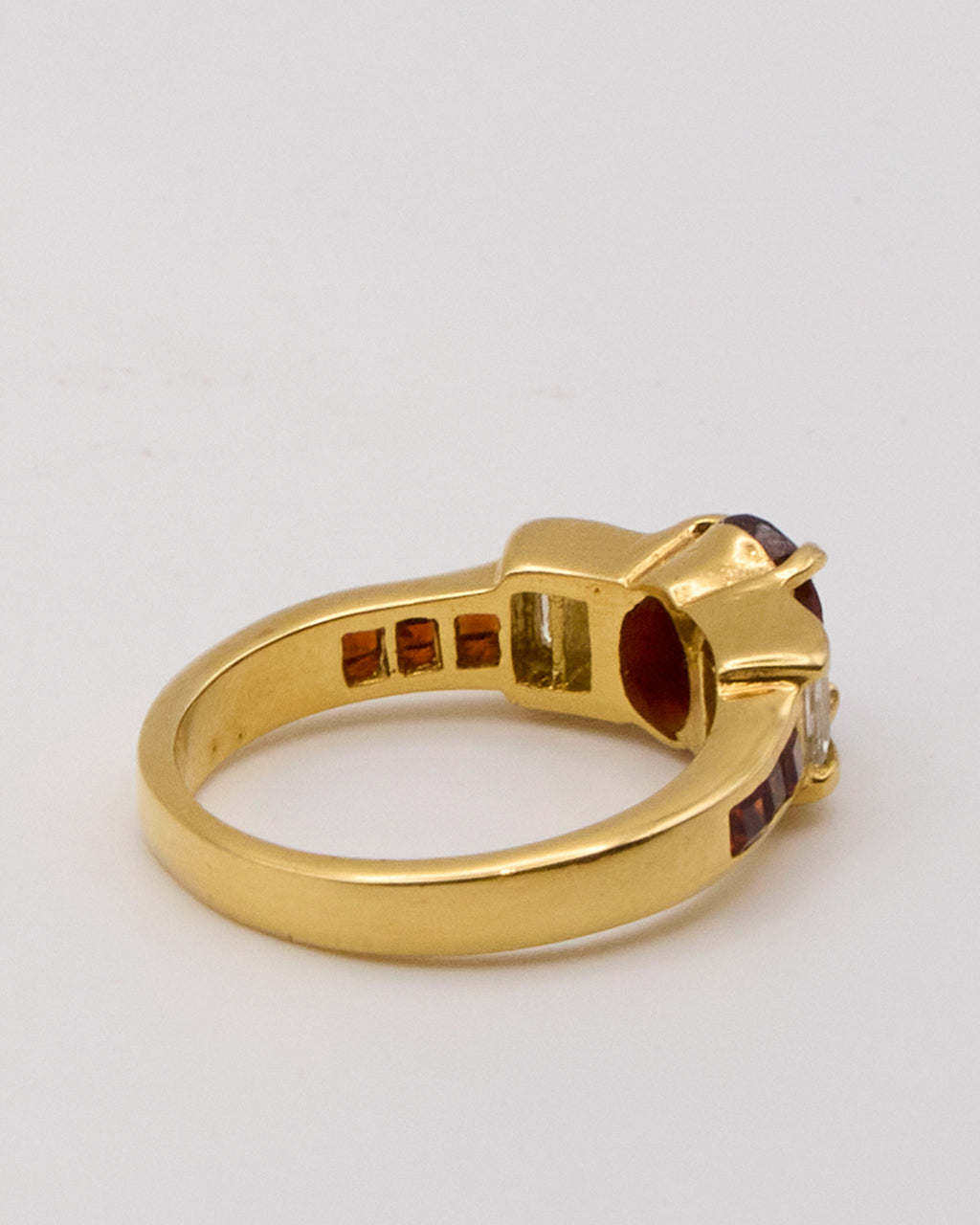Bague en pierre rouge