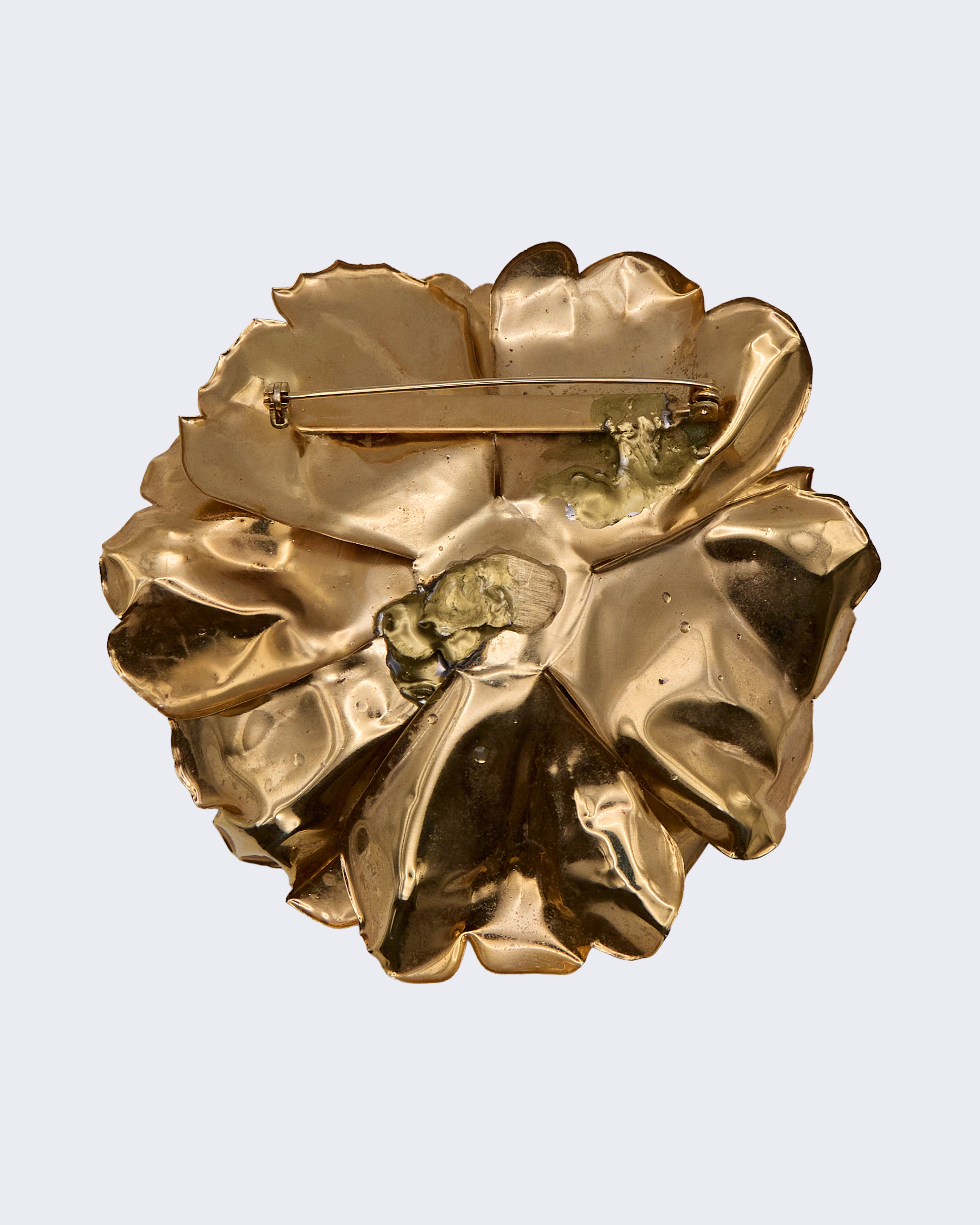 Spilla Vintage a Fiore in Metallo Dorato con Cristalli – Design Scultoreo