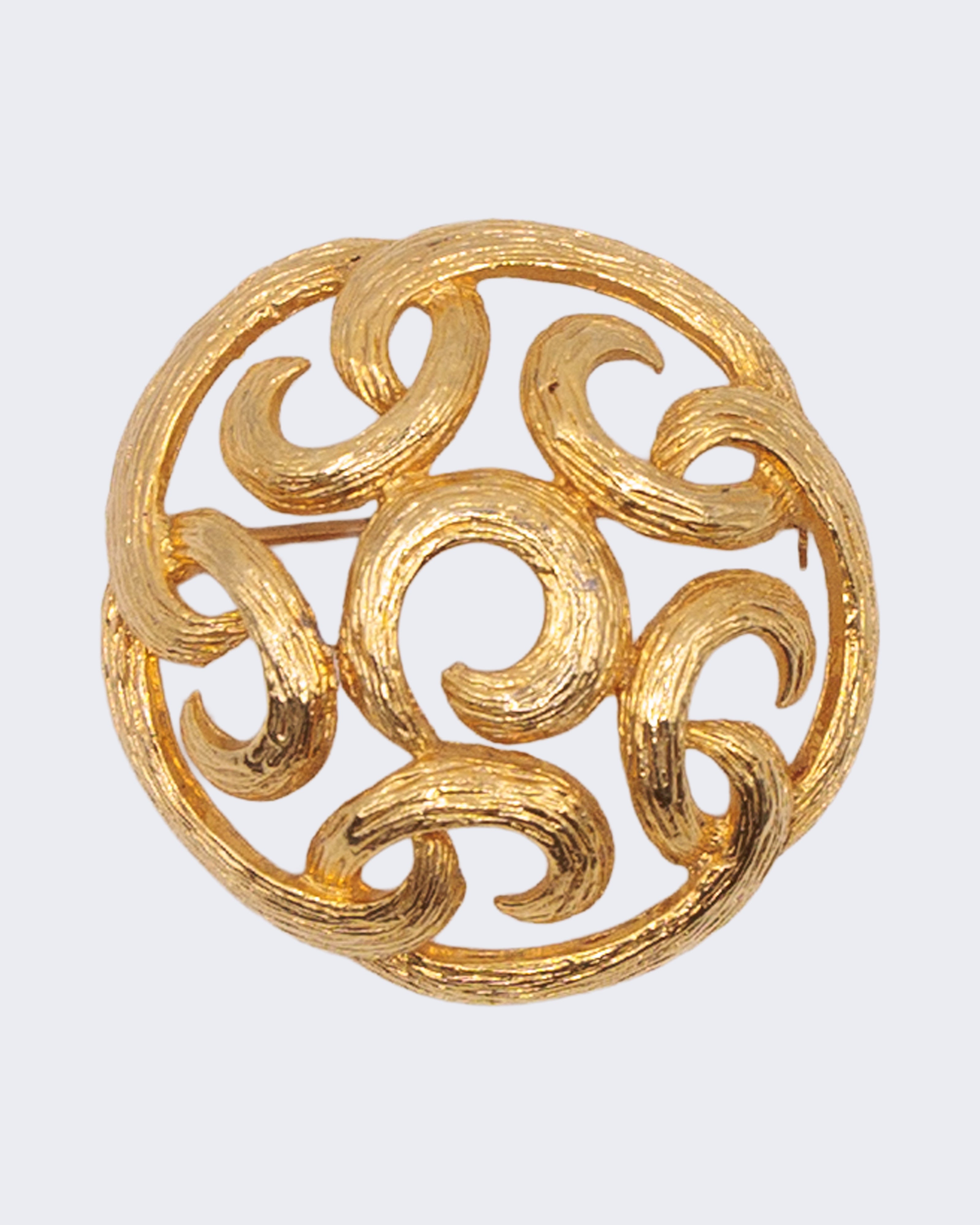 Spilla vintage dorata traforata a motivo spiraliforme – stile barocco – 4 cm