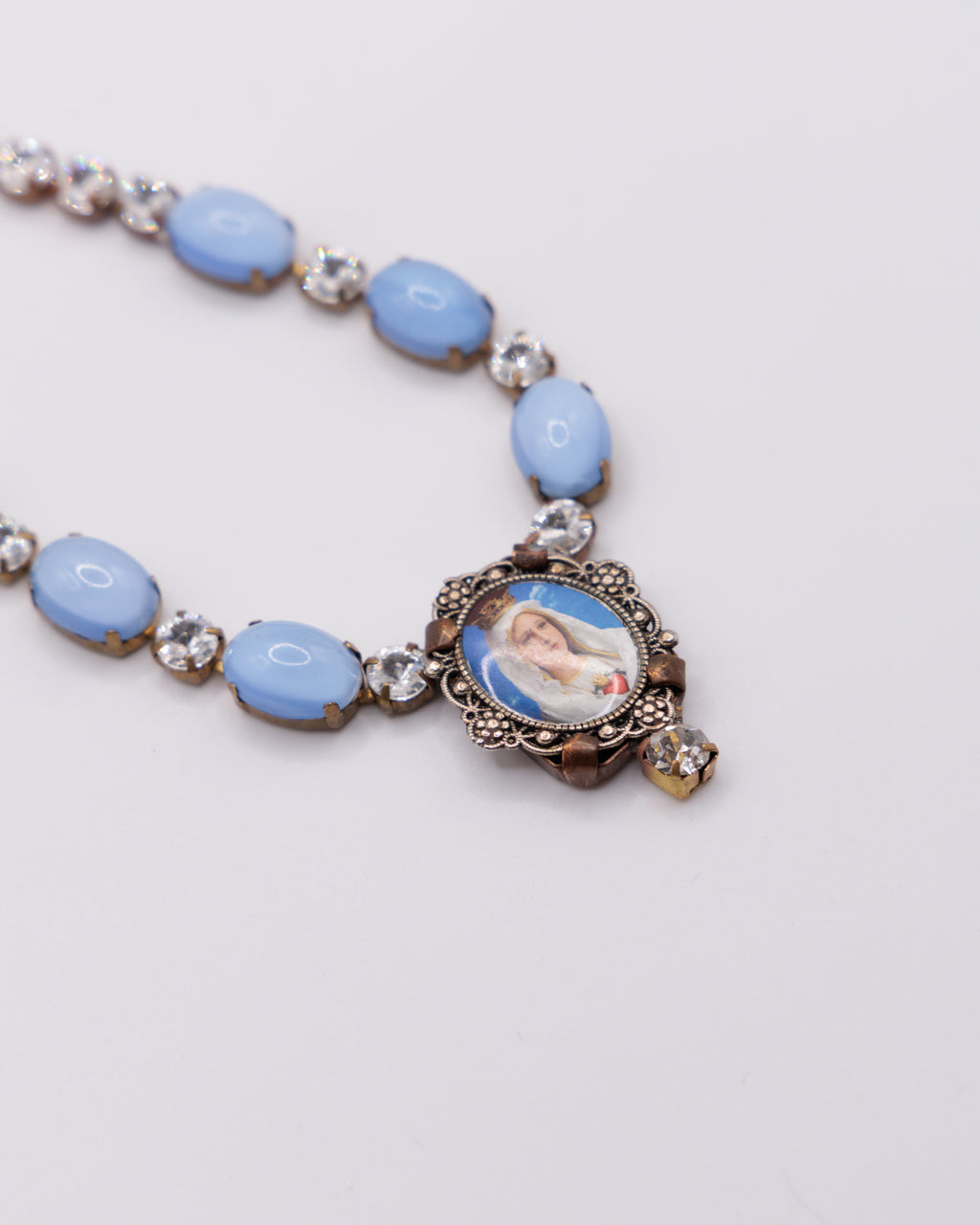 Collana Vintage Raffigurante La Madonna con Pietre Azzurre e Strass – Collier Religioso con Medaglione Sacro