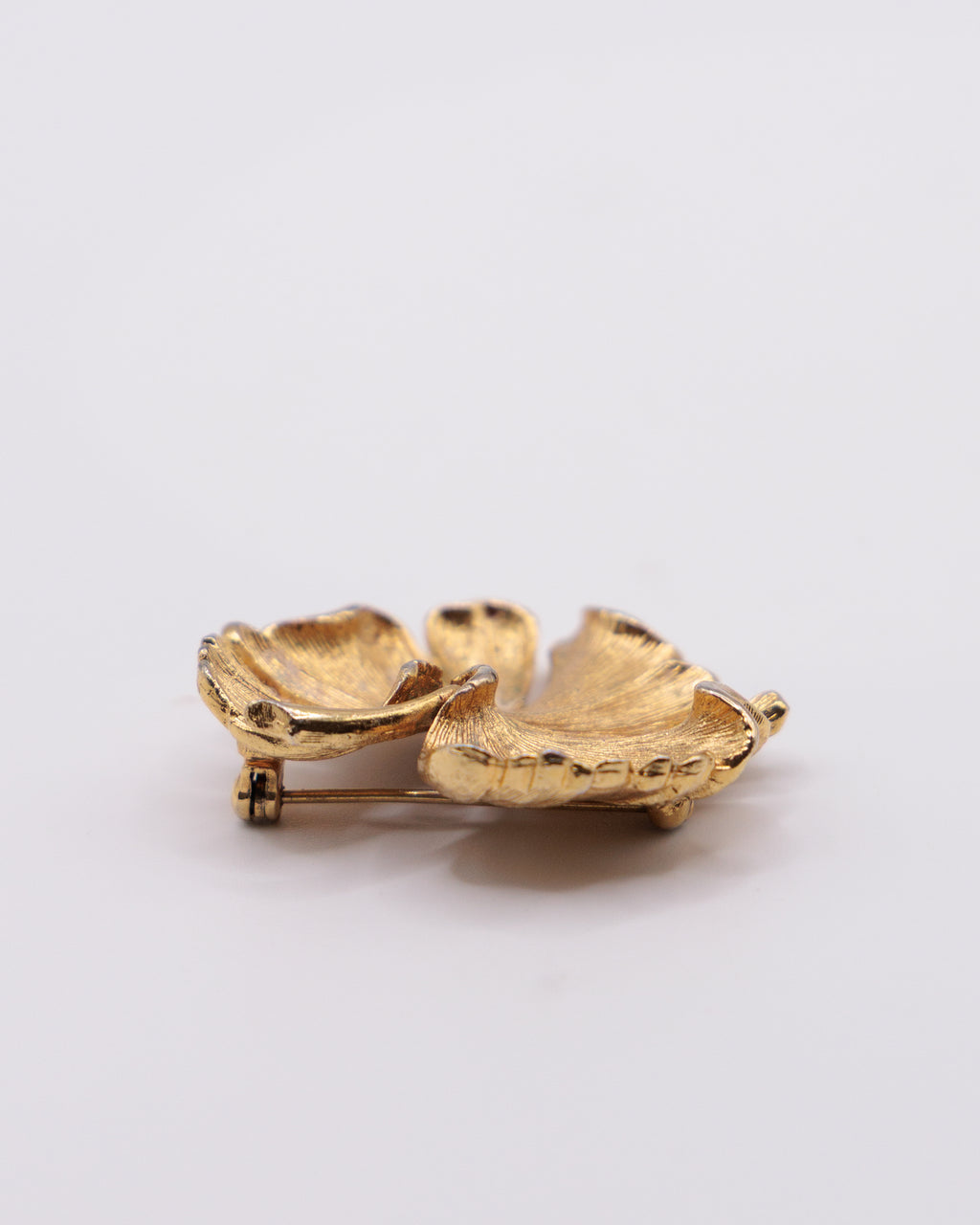 Spilla vintage dorata a forma di foglia – elegante bijoux retrò anni ‘70