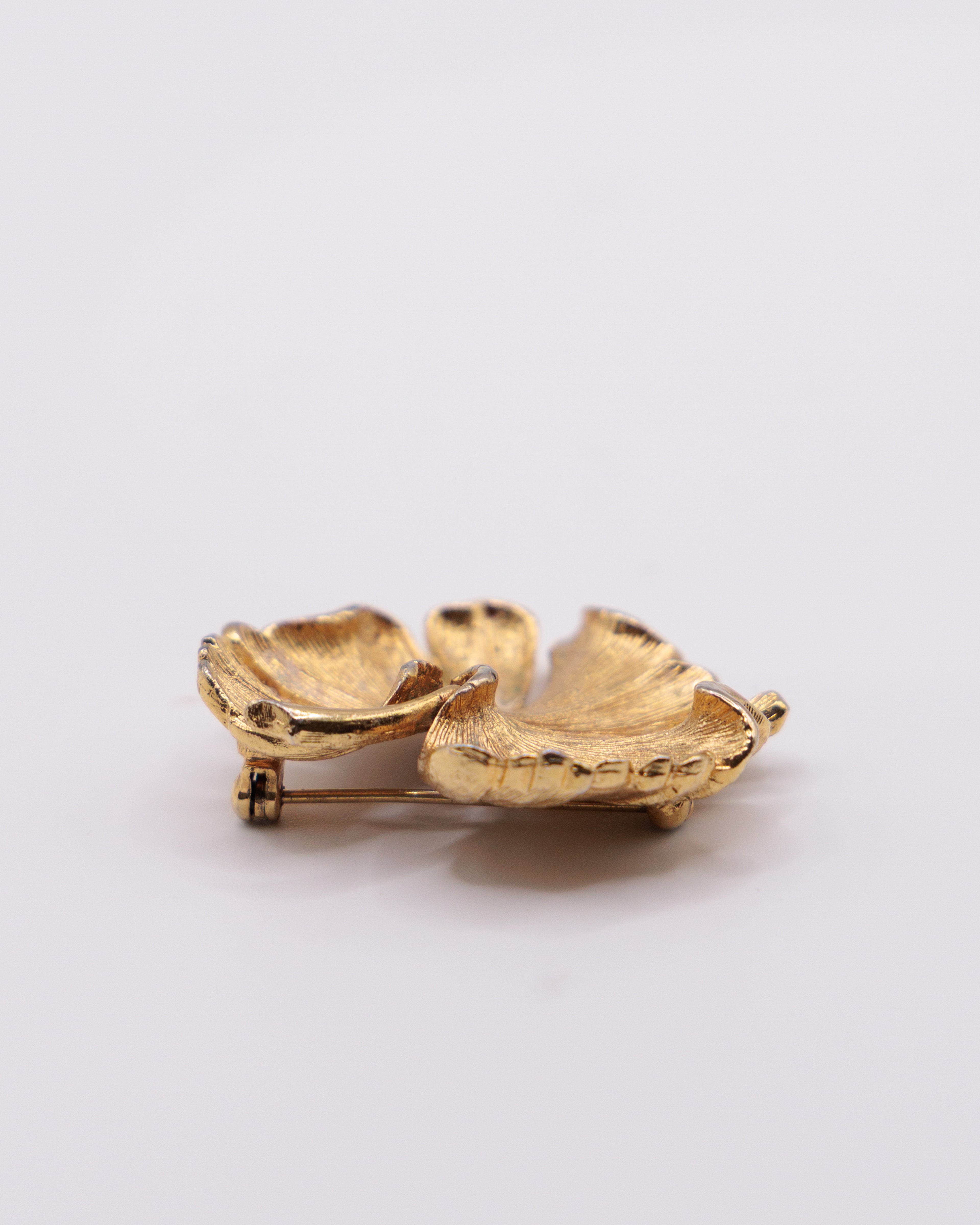 Spilla vintage dorata a forma di foglia – elegante bijoux retrò anni ‘70