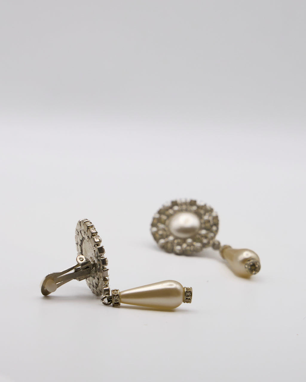 Orecchini Pendenti Vintage con Perle e Strass – Stile Anni ’80