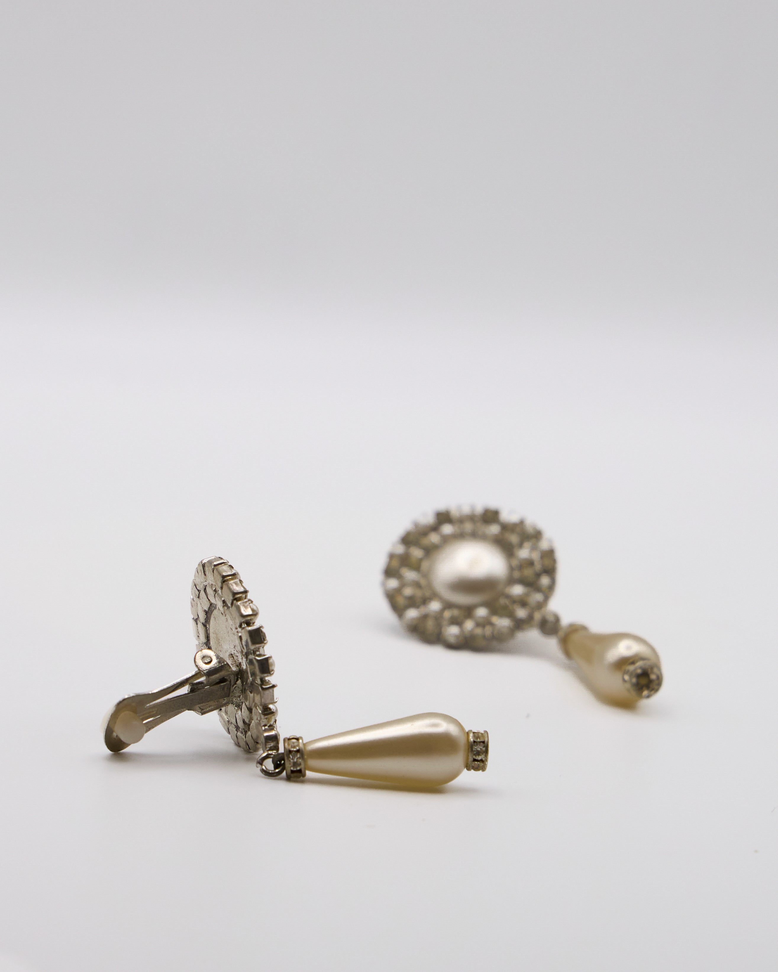 Orecchini Pendenti Vintage con Perle e Strass – Stile Anni ’80