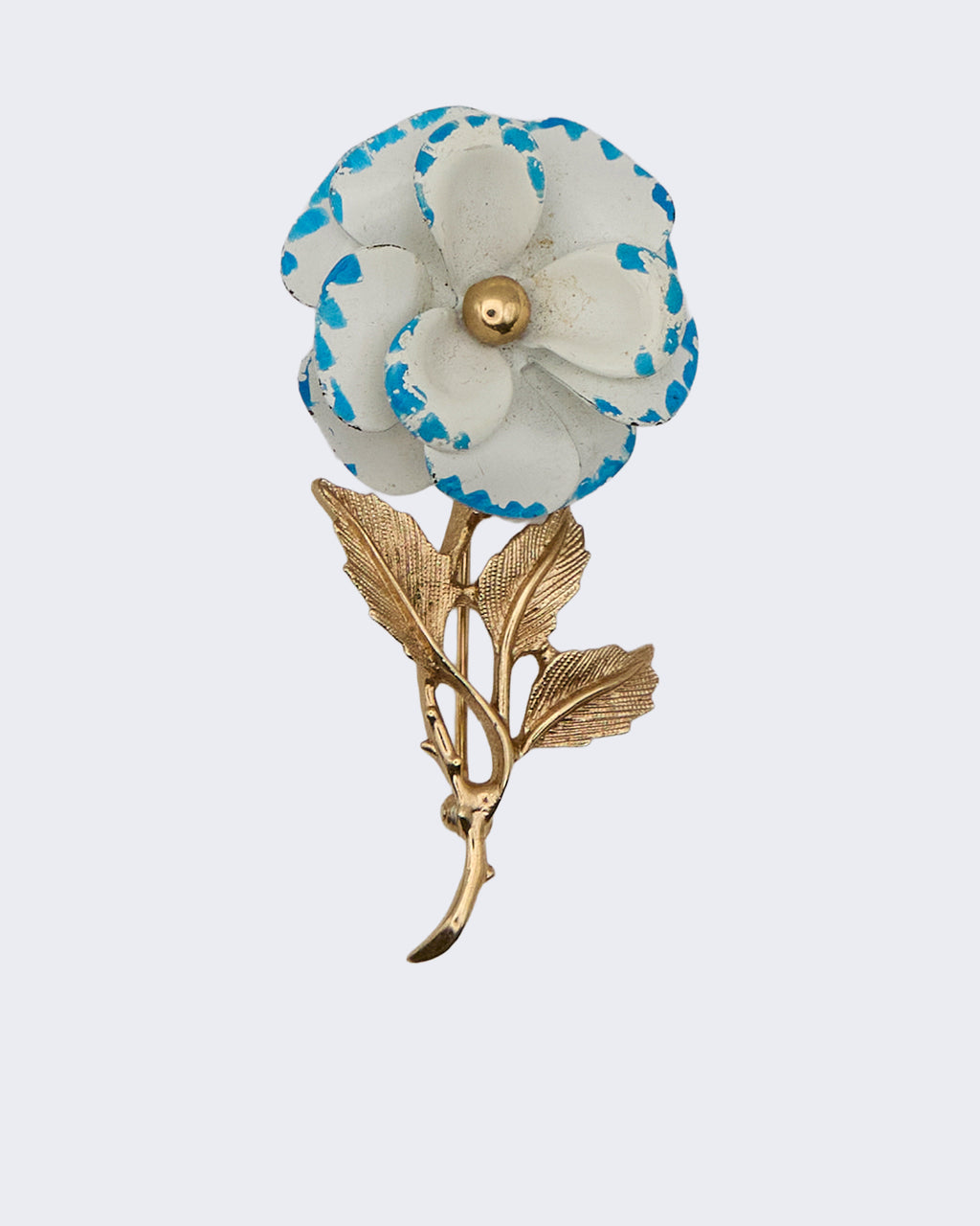 Spilla Vintage Floreale Smaltata – Petali Bianchi e Blu con Dettagli Oro – Anni ’60