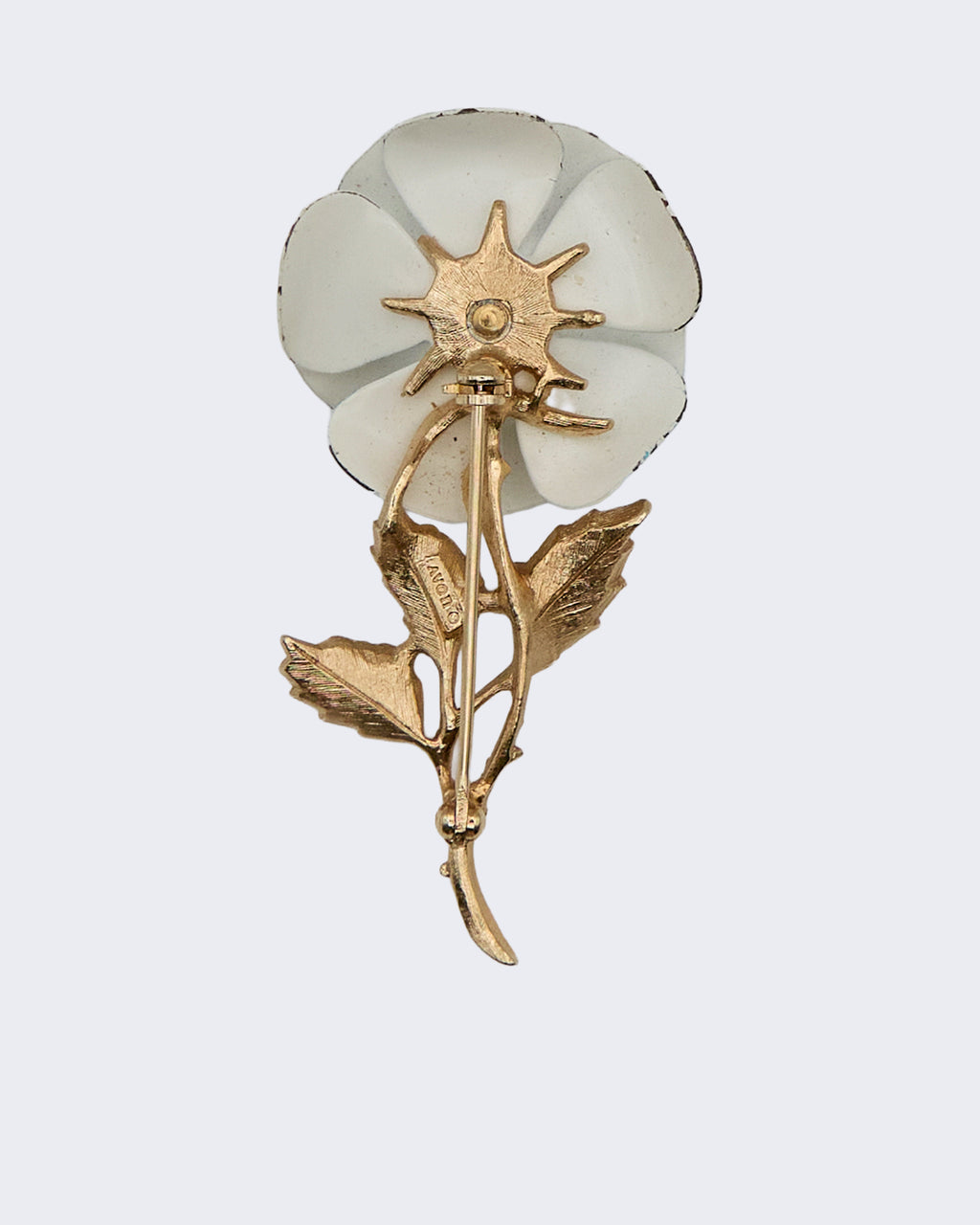 Spilla Vintage Floreale Smaltata – Petali Bianchi e Blu con Dettagli Oro – Anni ’60