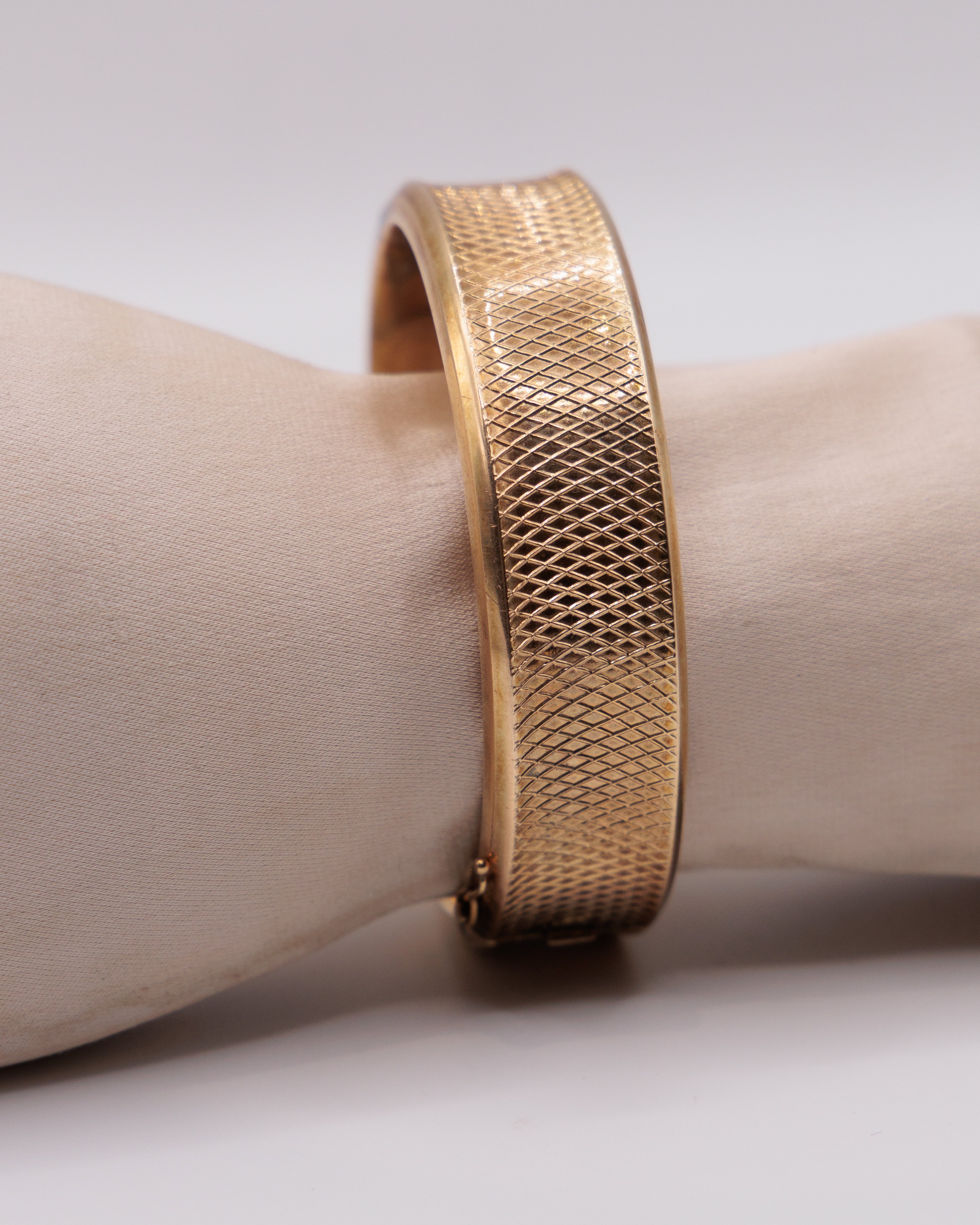 Bracciale rigido dorato inciso – bangle vintage minimal elegante donna