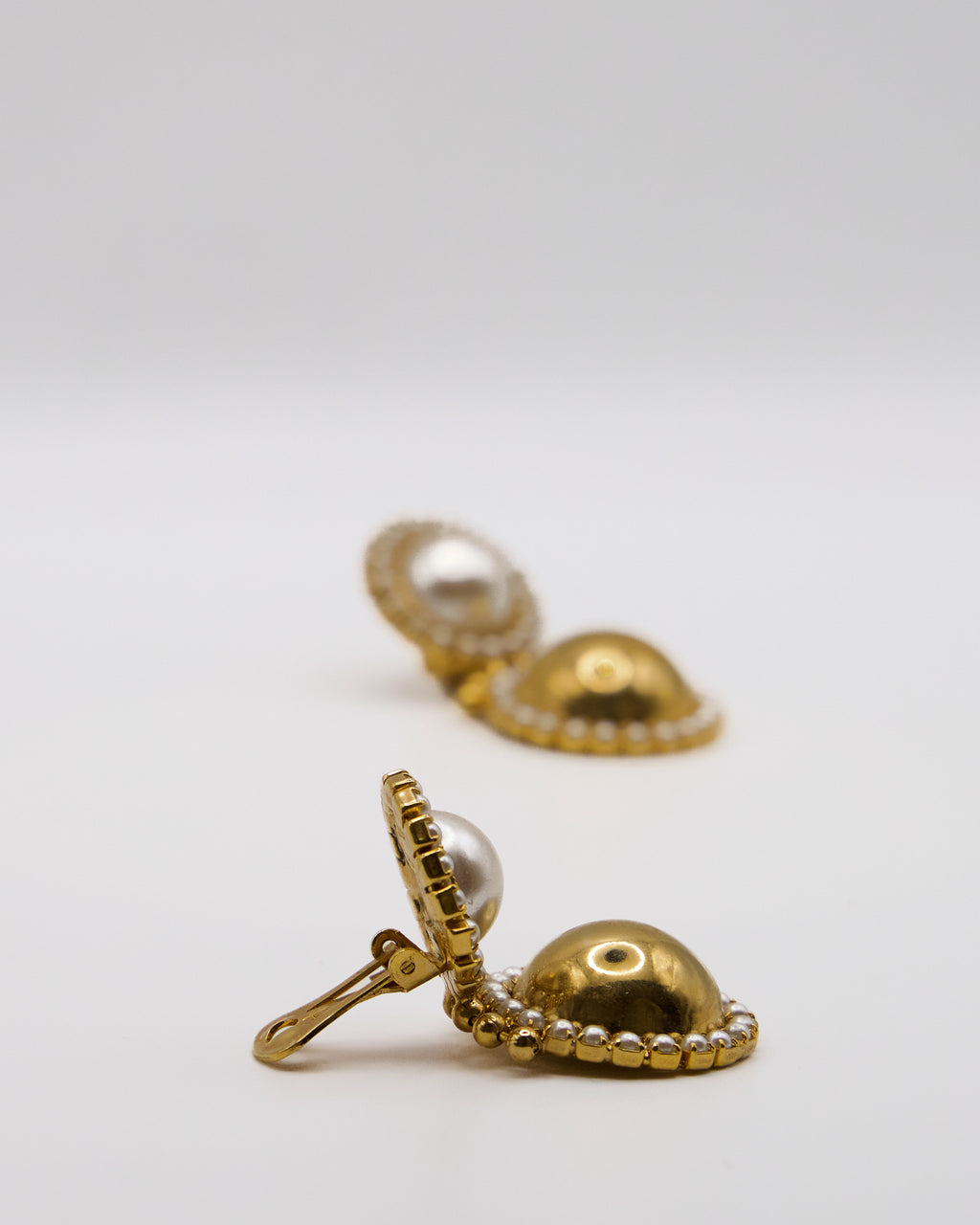 Orecchini Pendenti Vintage in Metallo Dorato con Perle Finte – Design a Due Livelli