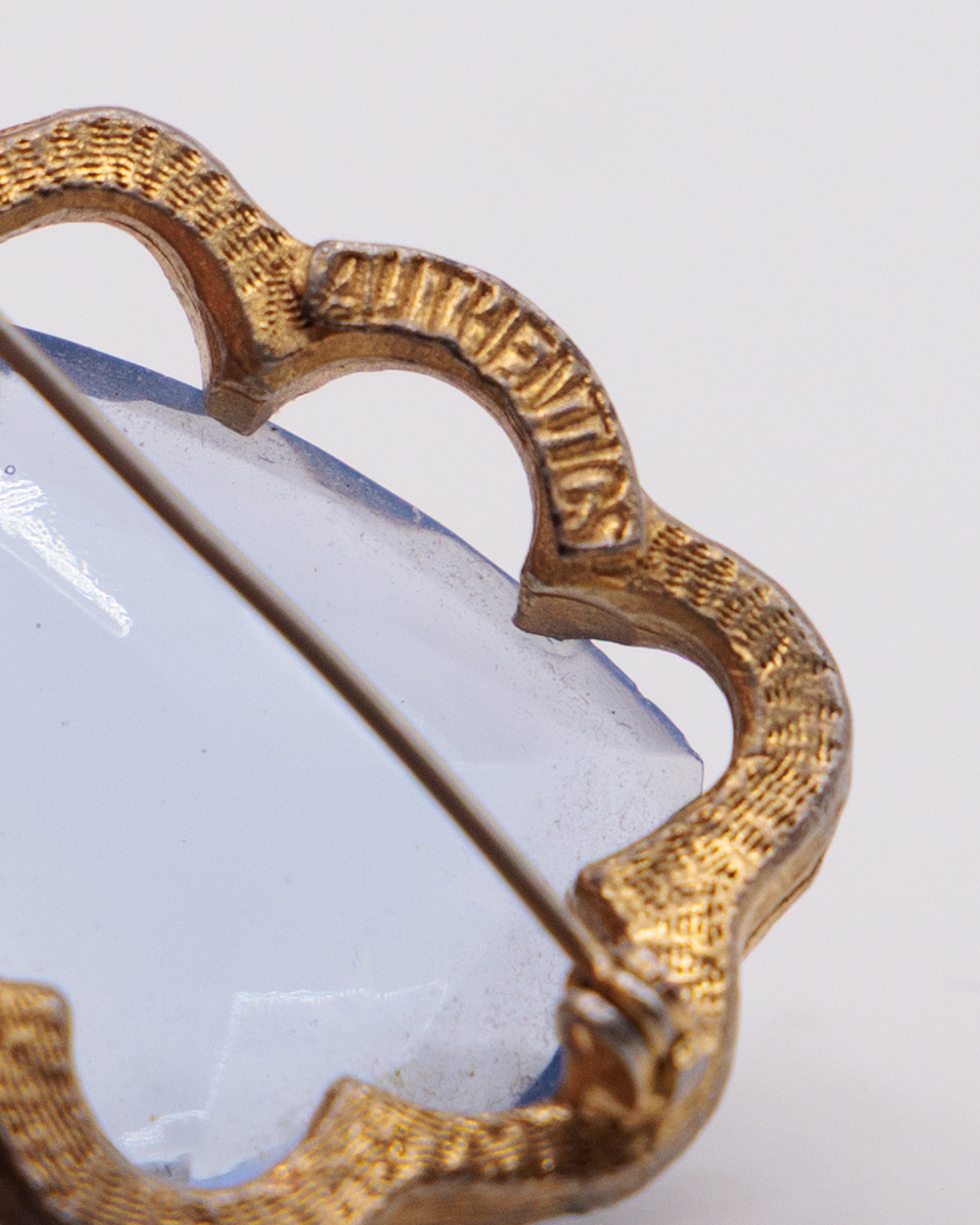 Spilla Vintage Western Germany con Grande Pietra Azzurra – Brooch Dorata Anni ‘60 con Cristallo