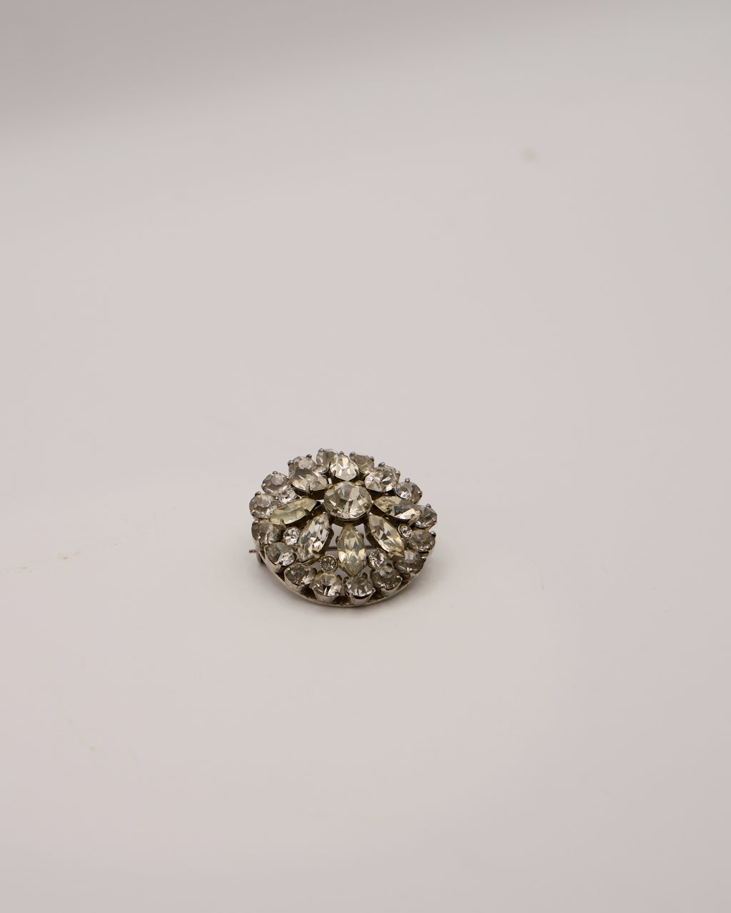 Broche vintage en strass – Accessoire élégant pour veste ou robe