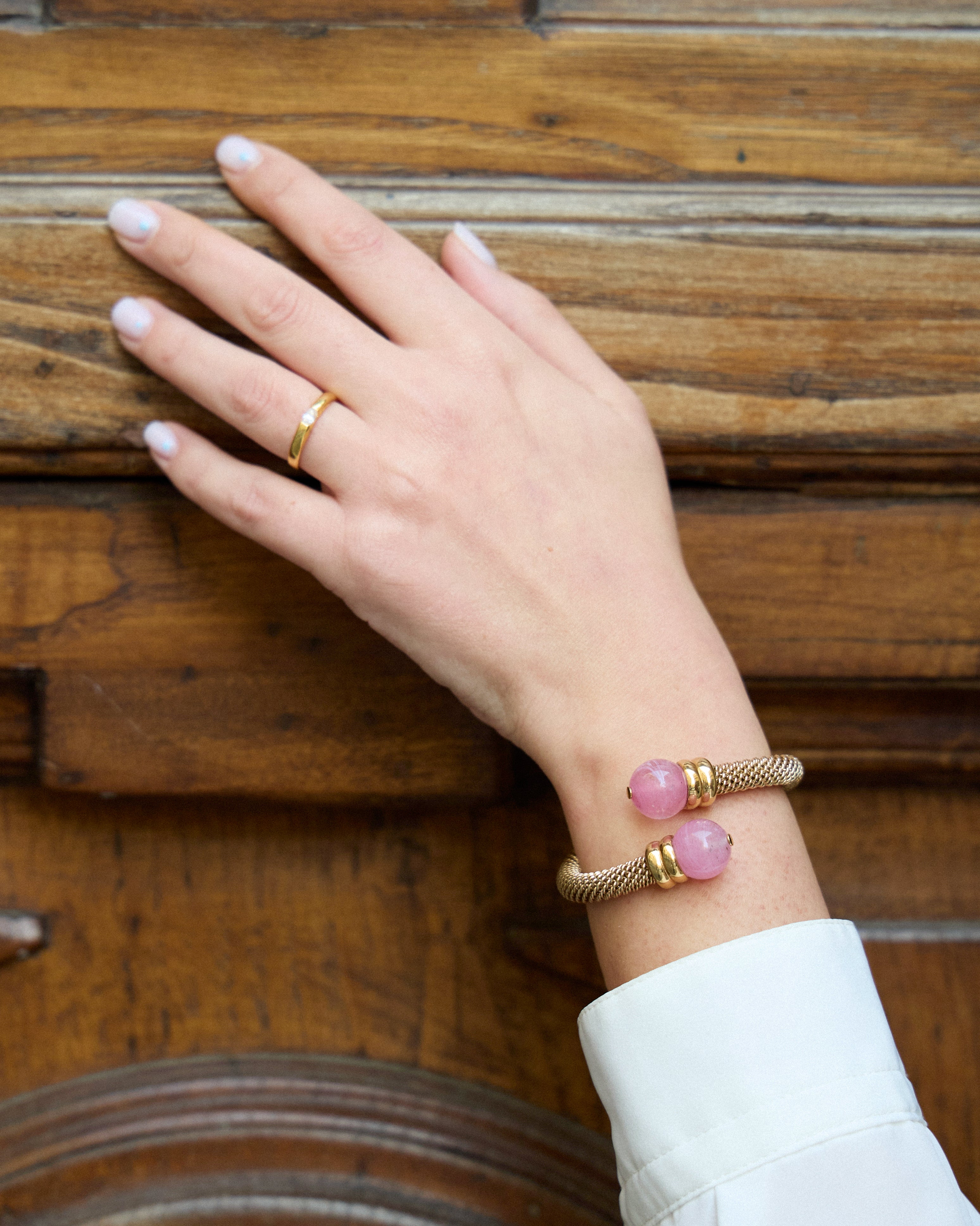 Bracciale Vintage Semirigido a Rete con Sfere Rosa – Placcato Oro, Stile Cuff