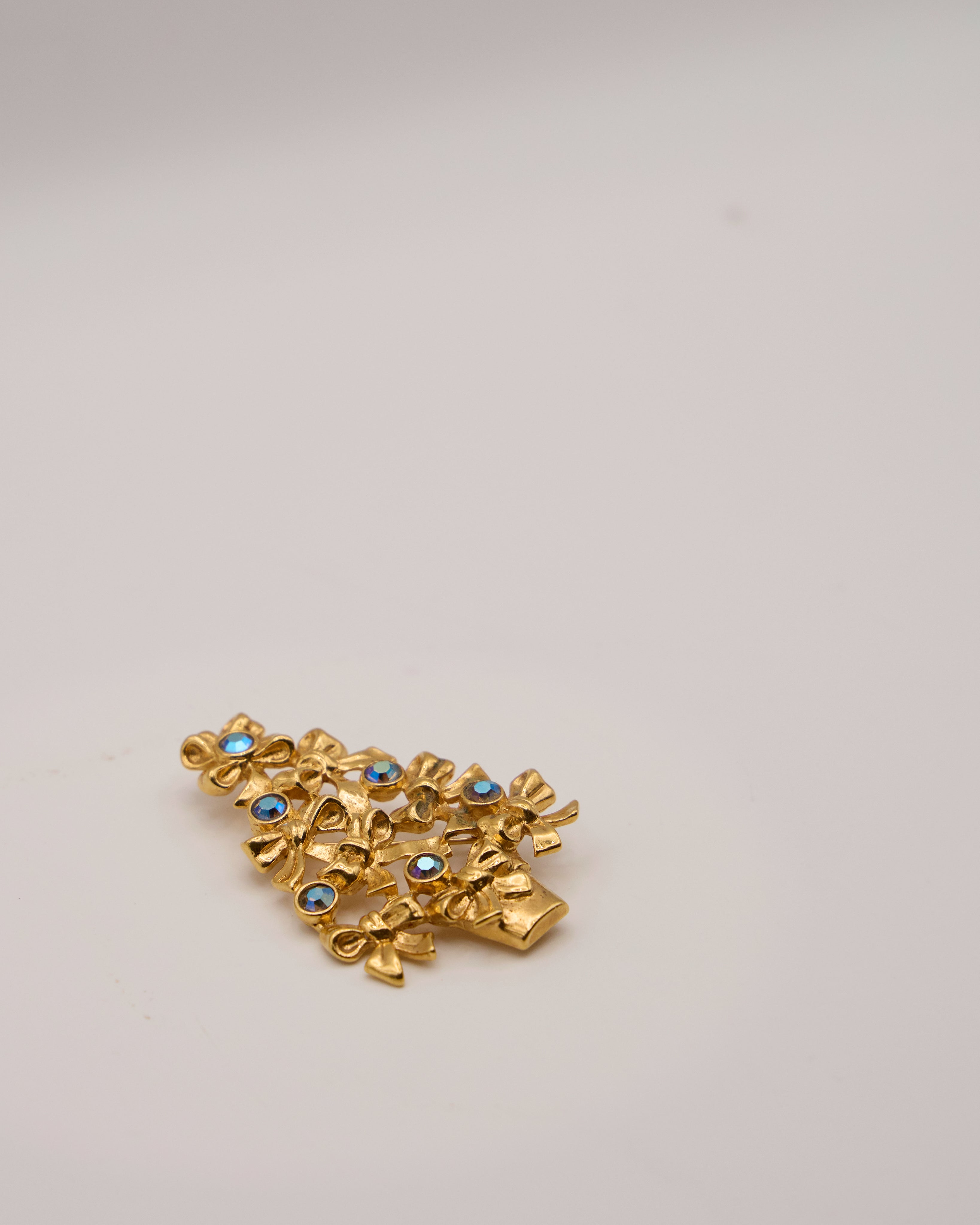 Vintage Avon Aurora Borealis Rhinestone Christmas Tree Brooch