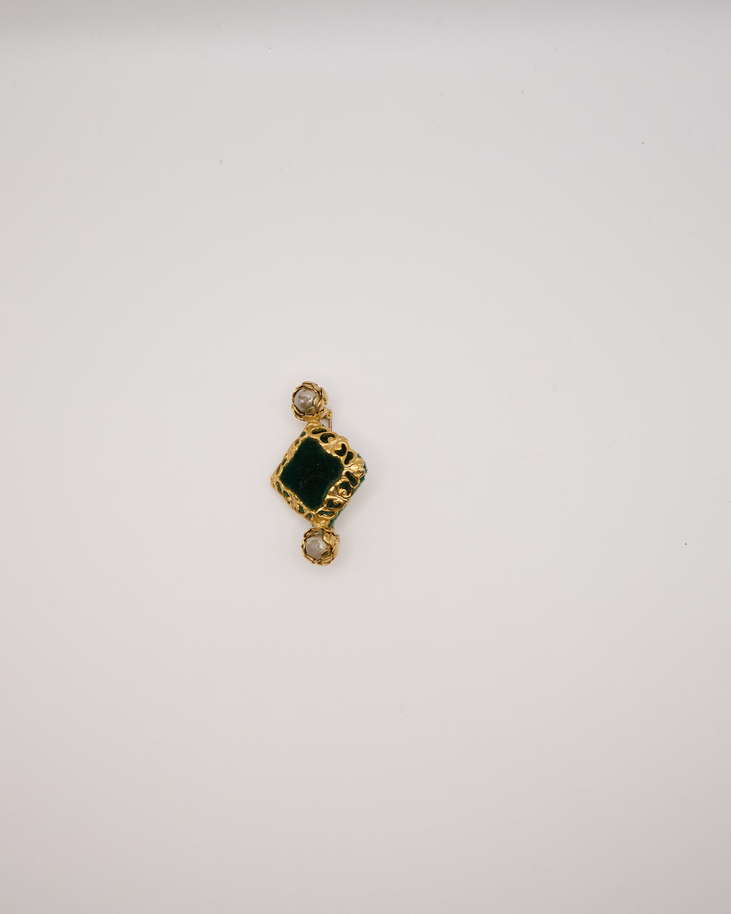 Spilla vintage placcata oro stile etrusco con inserto verde e cabochon – bigiotteria d’epoca elegante
