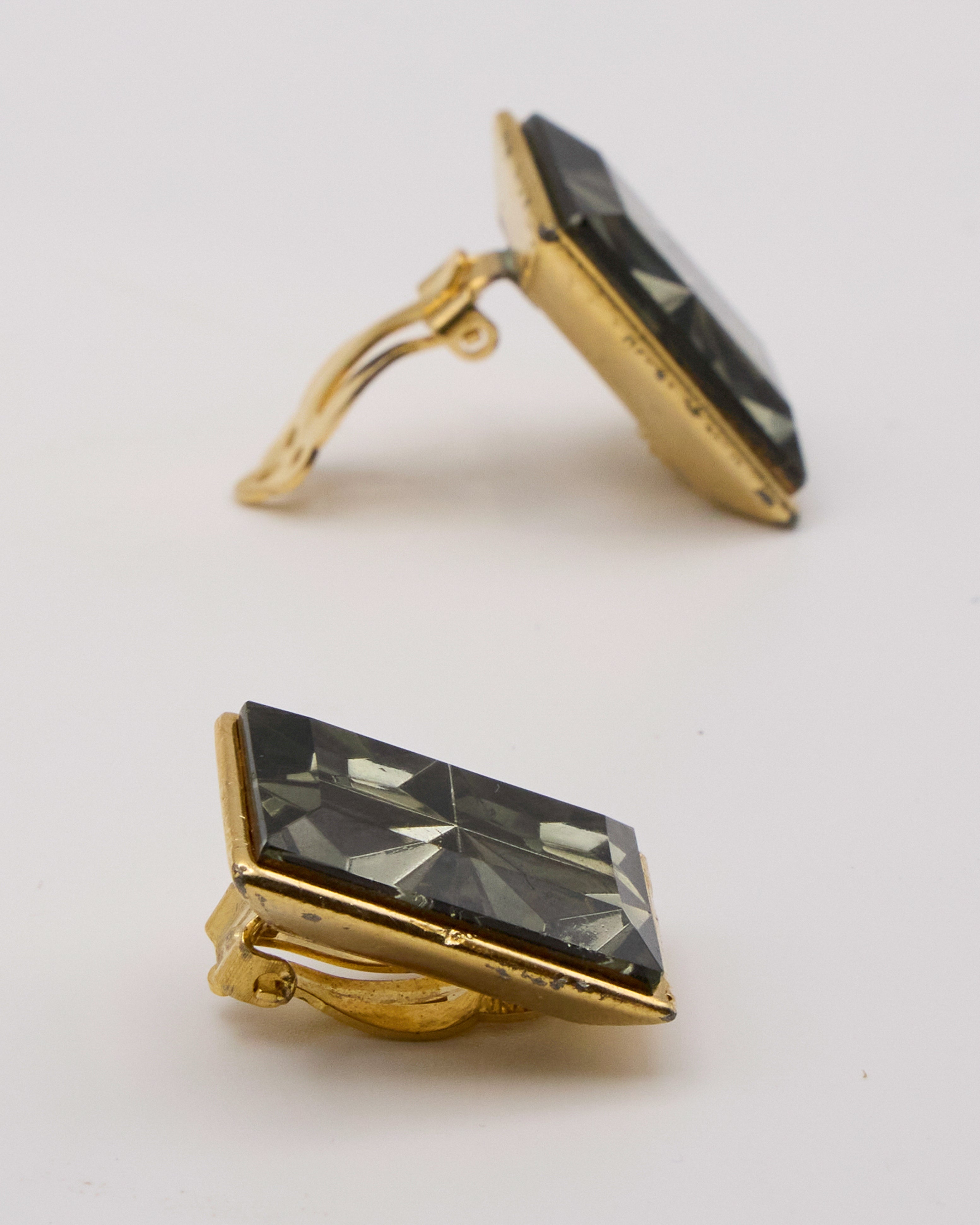 Boucles d'oreilles rectangulaires avec pierre aux reflets multiples