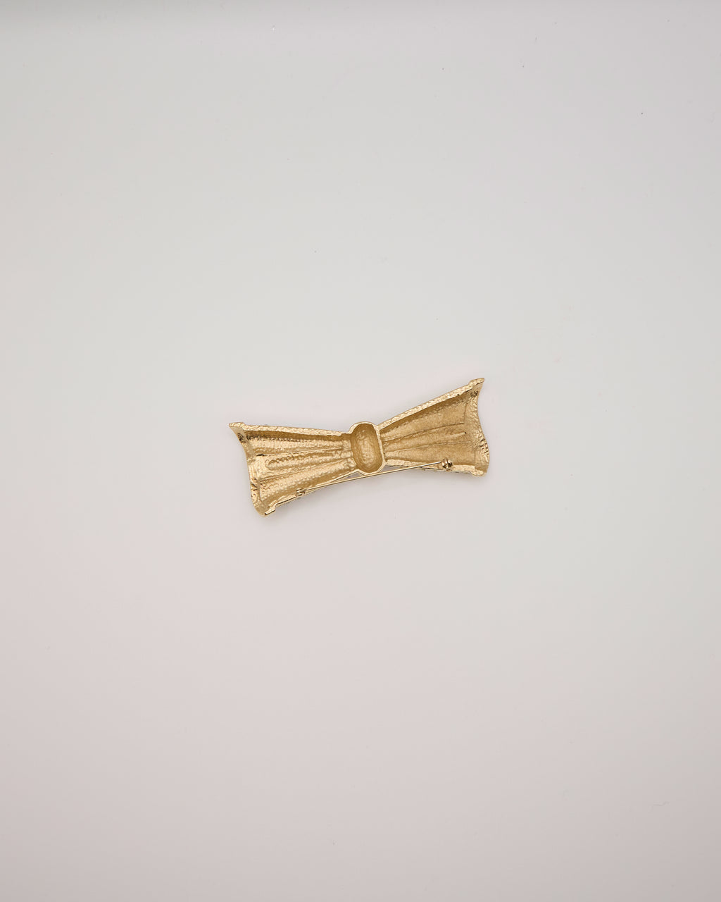 Spilla Fiocco Vintage Dorata con Pavé di Cristalli – Bigiotteria Elegante