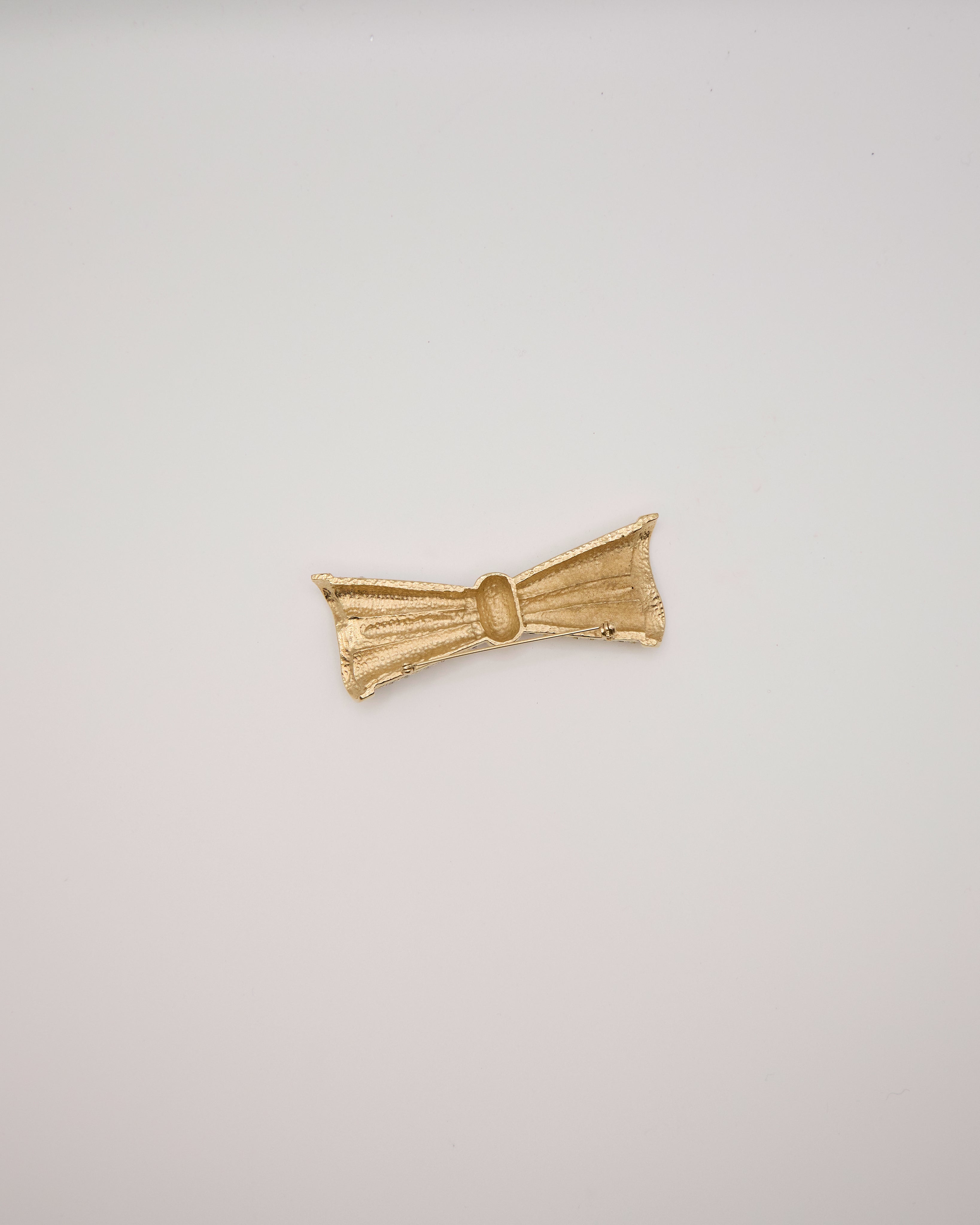 Spilla Fiocco Vintage Dorata con Pavé di Cristalli – Bigiotteria Elegante
