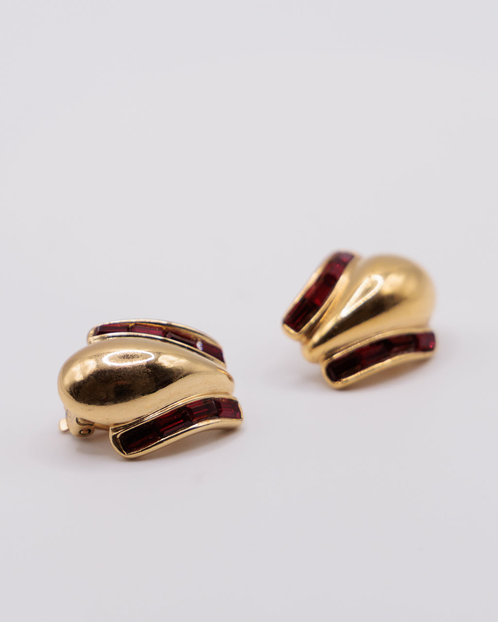 Orecchini firmati Yves Saint Laurent  dorati con strass rossi