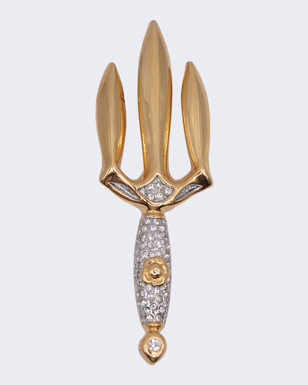 Spilla Vintage Tridente Dorata con Strass – Design Simbolico Elegante