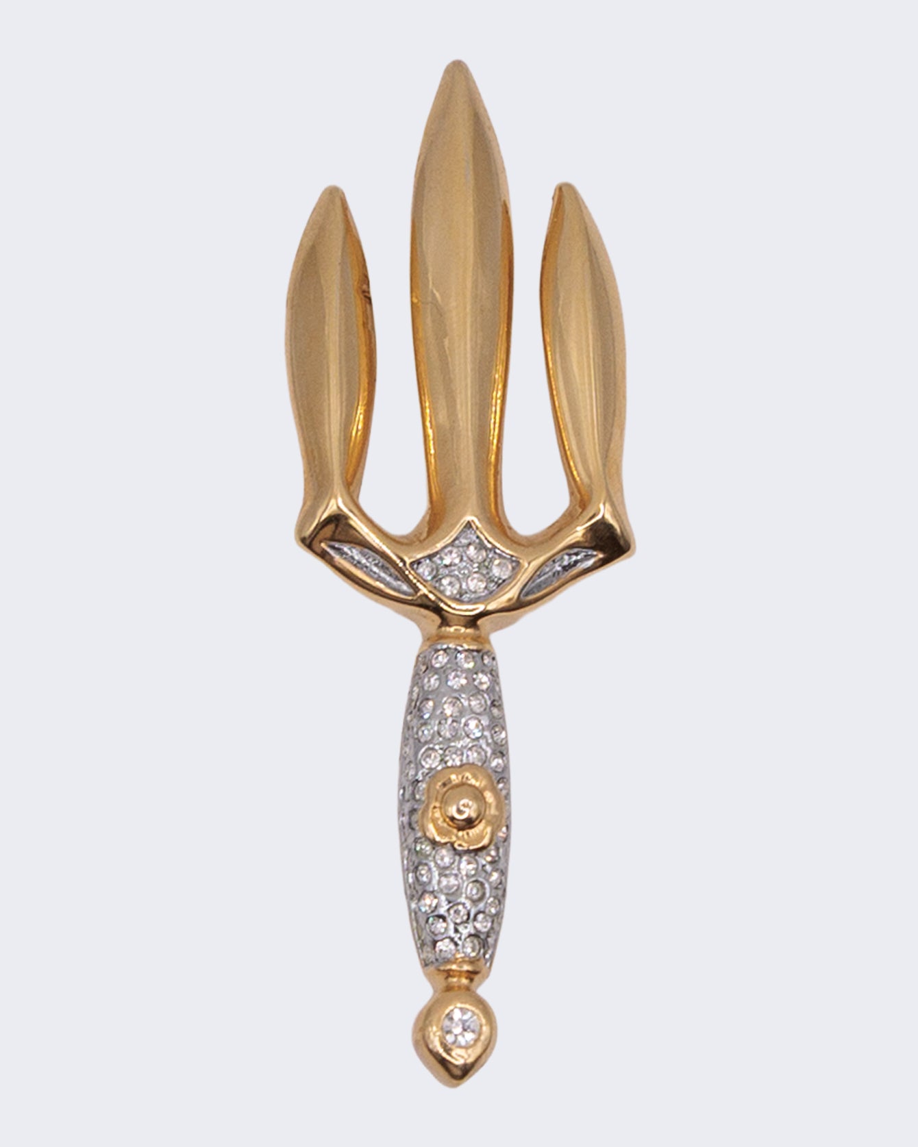 Spilla Vintage Tridente Dorata con Strass – Design Simbolico Elegante