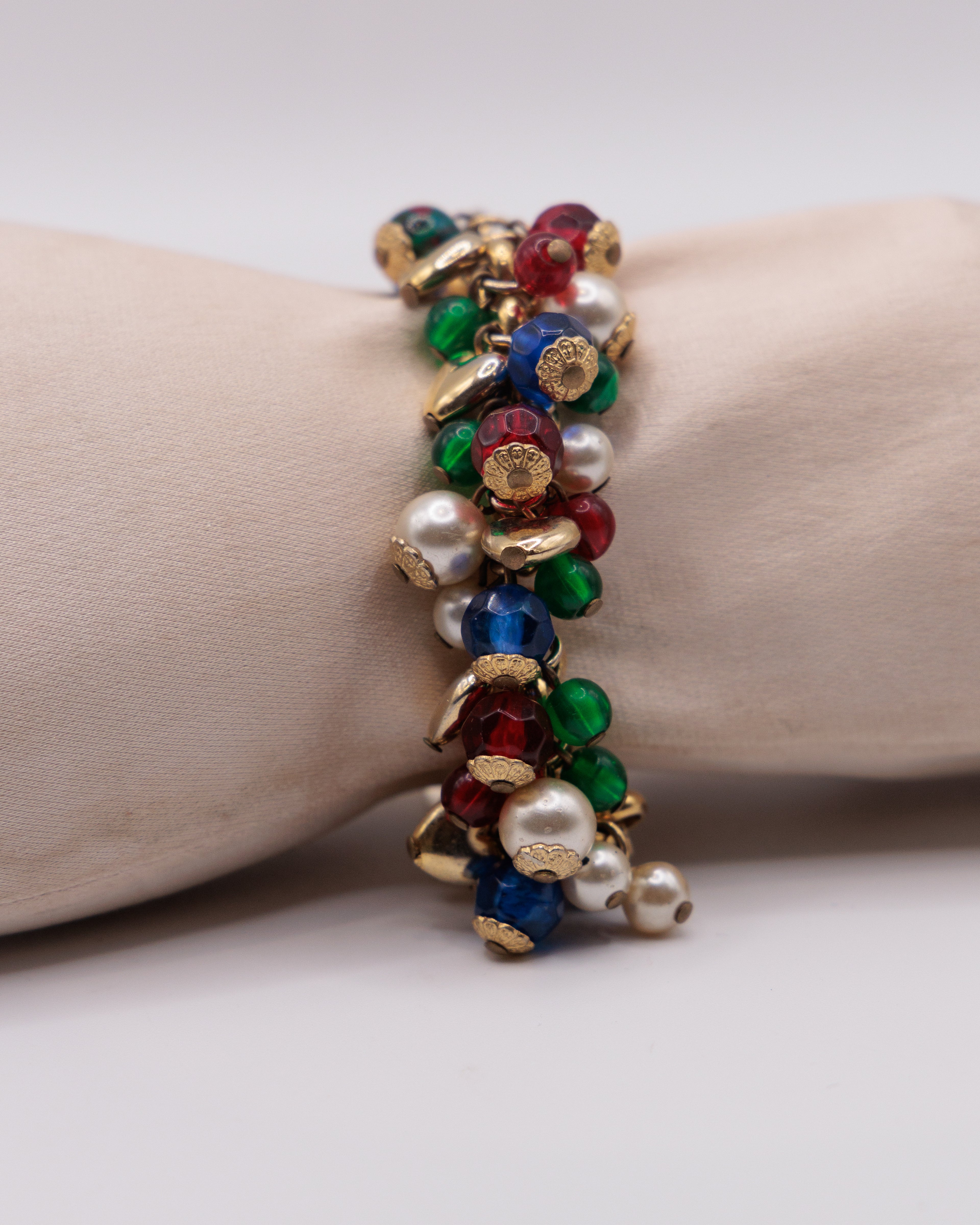 Bracciale Vintage Charms Dorato con Perle e Pietre Multicolor