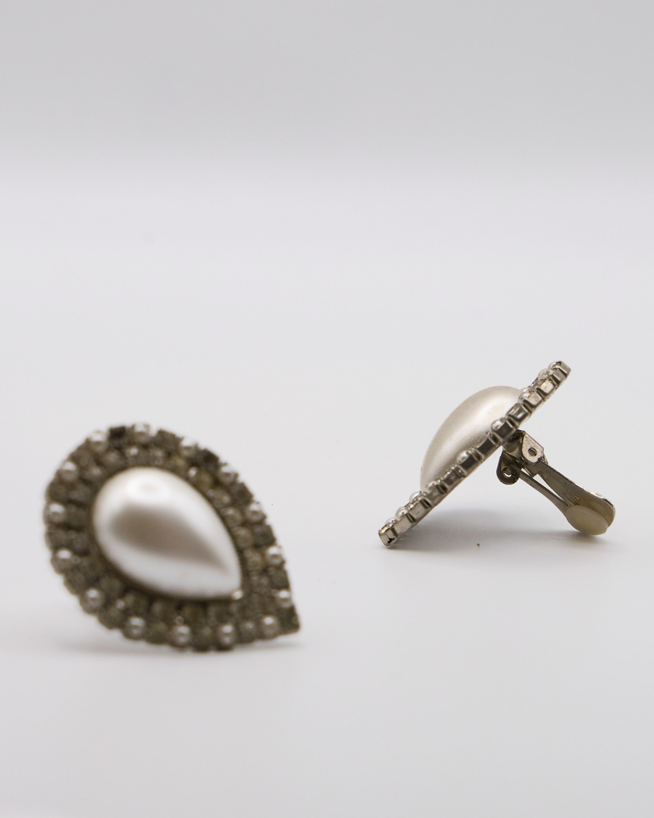 Orecchini a Lobo con Perla a Goccia e Strass – Stile Lady D Vintage