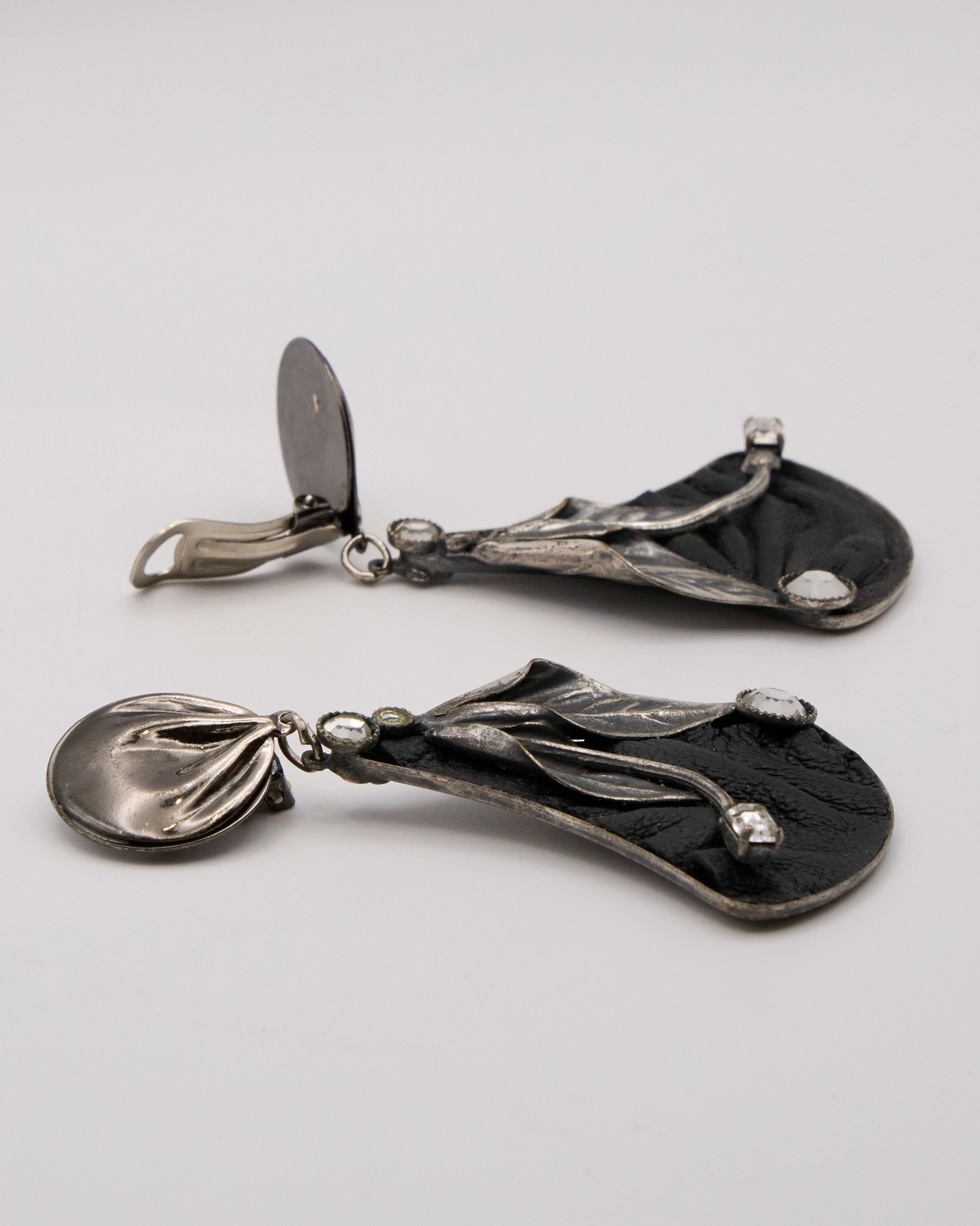 Boucles d'oreilles pendantes feuille noire et éventail