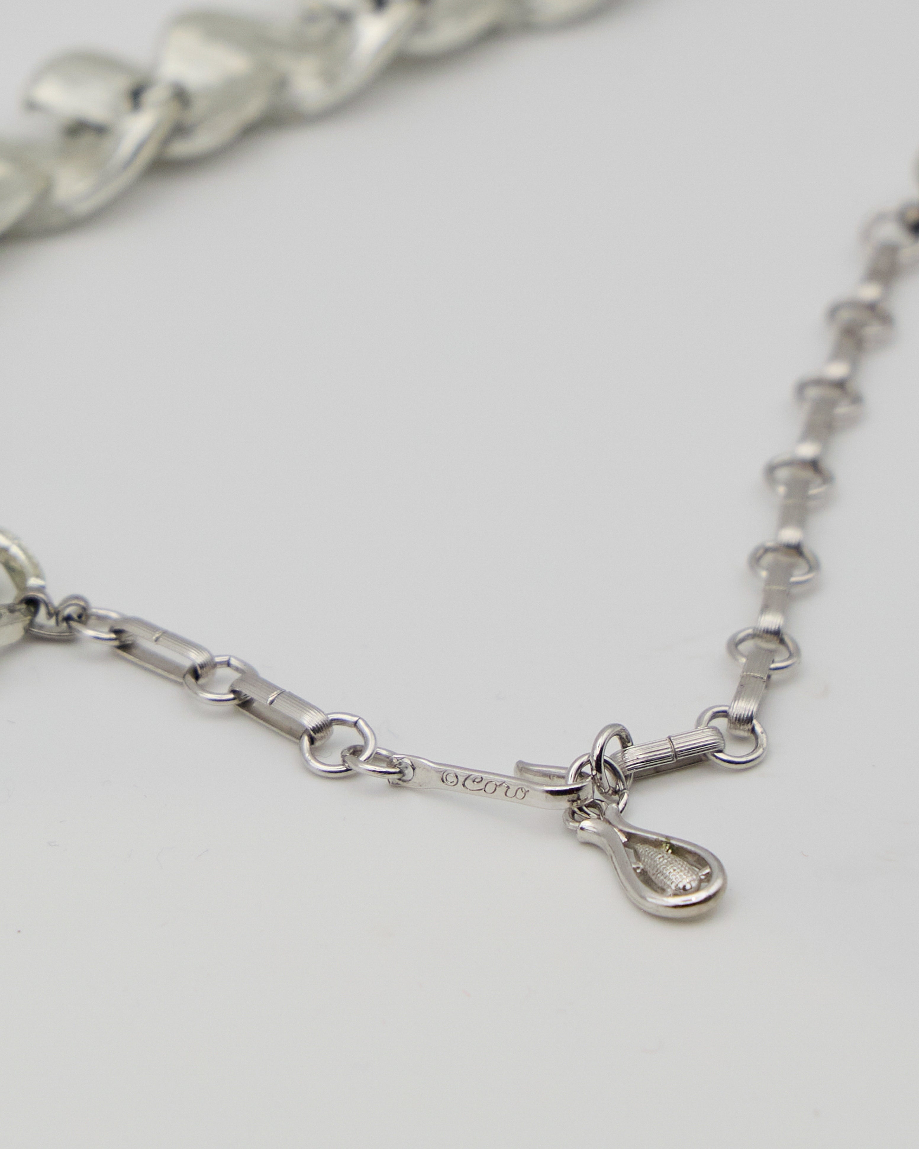 Collana Vintage CORO Chevron in Metallo Argento – Girocollo Anni ’50, Regolabile 15–17 Pollici