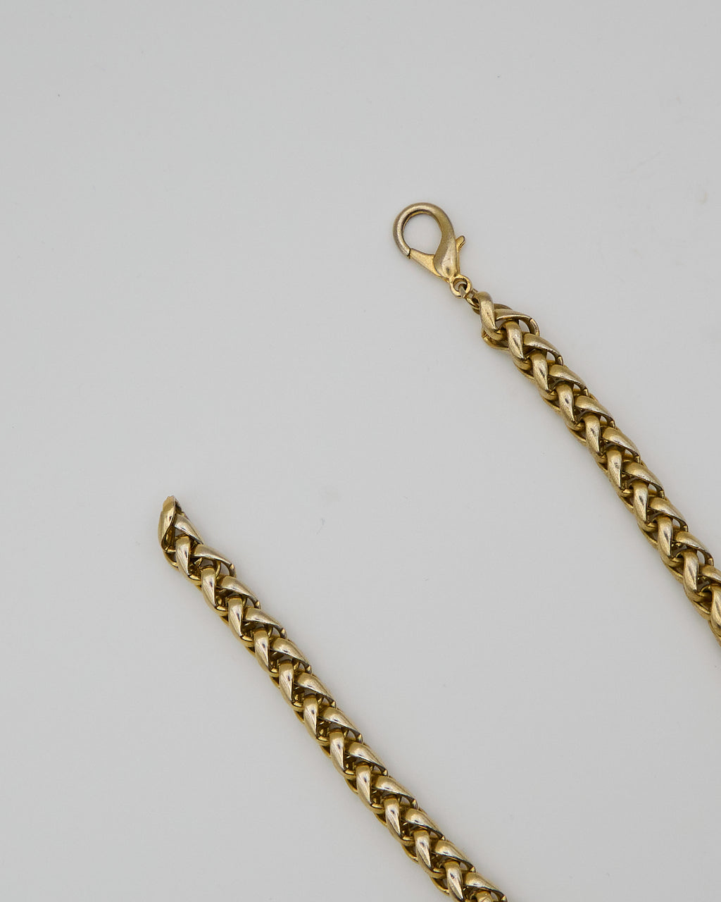 Collana vintage girocollo con ciondolo pavé a cuore, maglia a treccia dorata – Anni ’80/’90