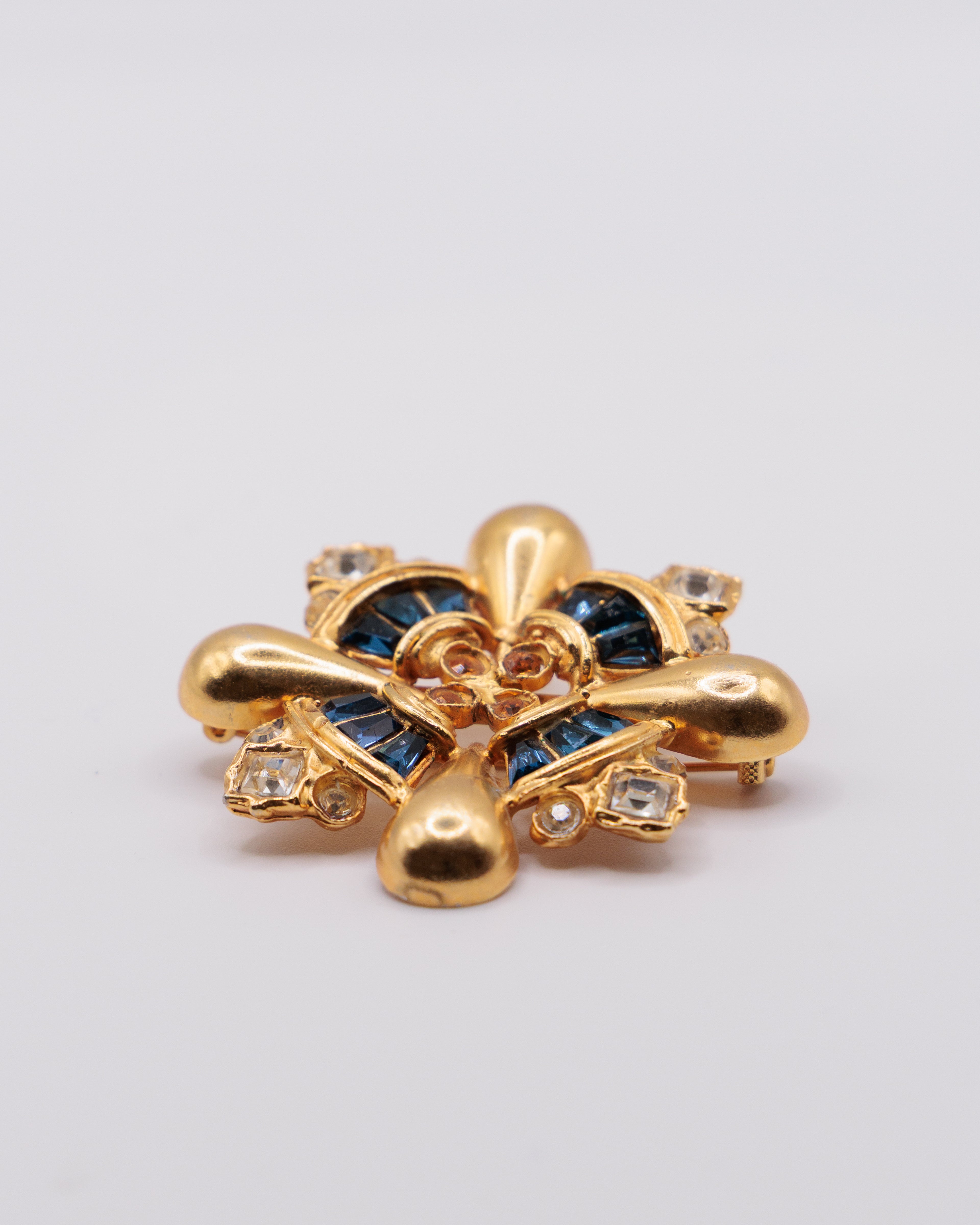 Spilla Vintage Dorata con Strass e Pietre Blu – Design Croce Retrò