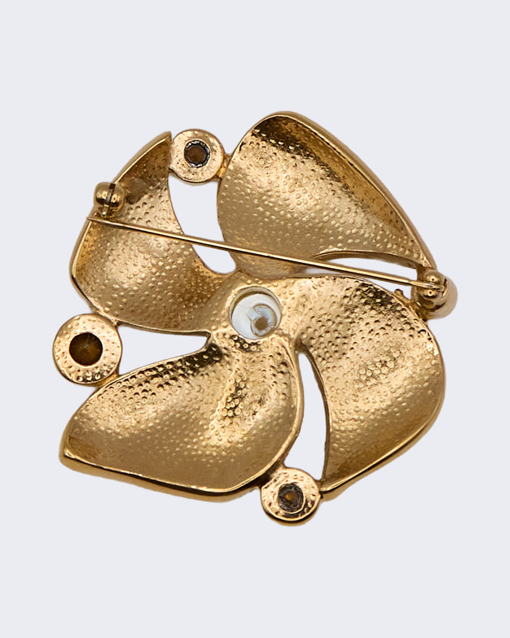Spilla Vintage Fiore Dorato con Perla Centrale e Cristalli – Gioiello Elegante