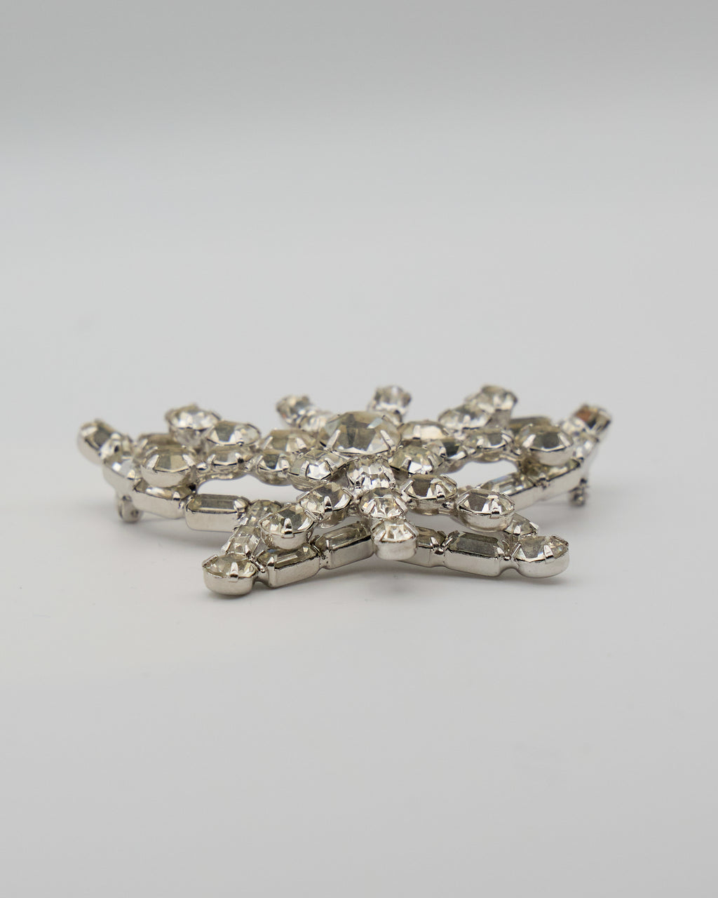 Spilla Vintage a Farfalla con Cristalli – Bigiotteria Elegante in Metallo Placcato Argento