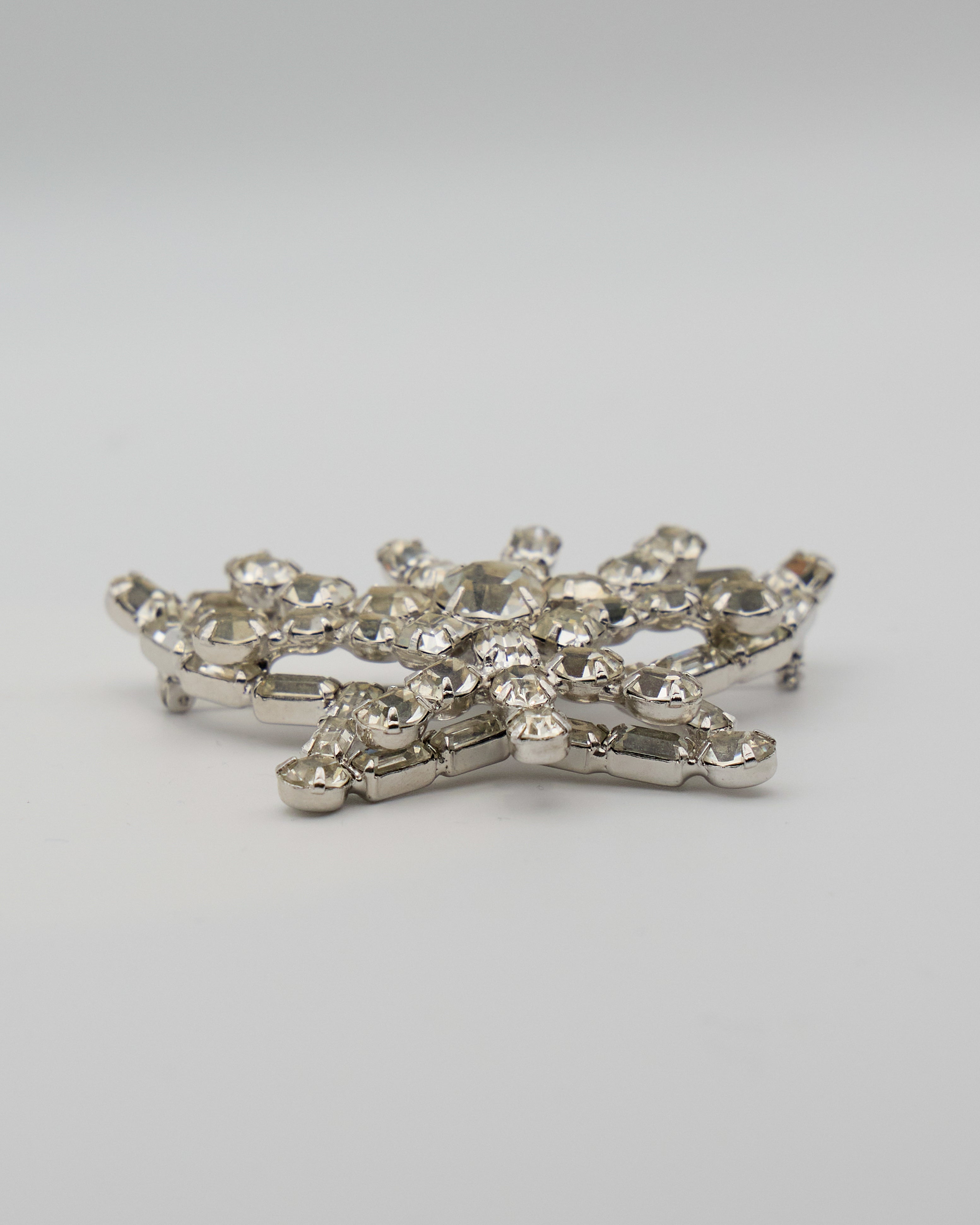Spilla Vintage a Farfalla con Cristalli – Bigiotteria Elegante in Metallo Placcato Argento