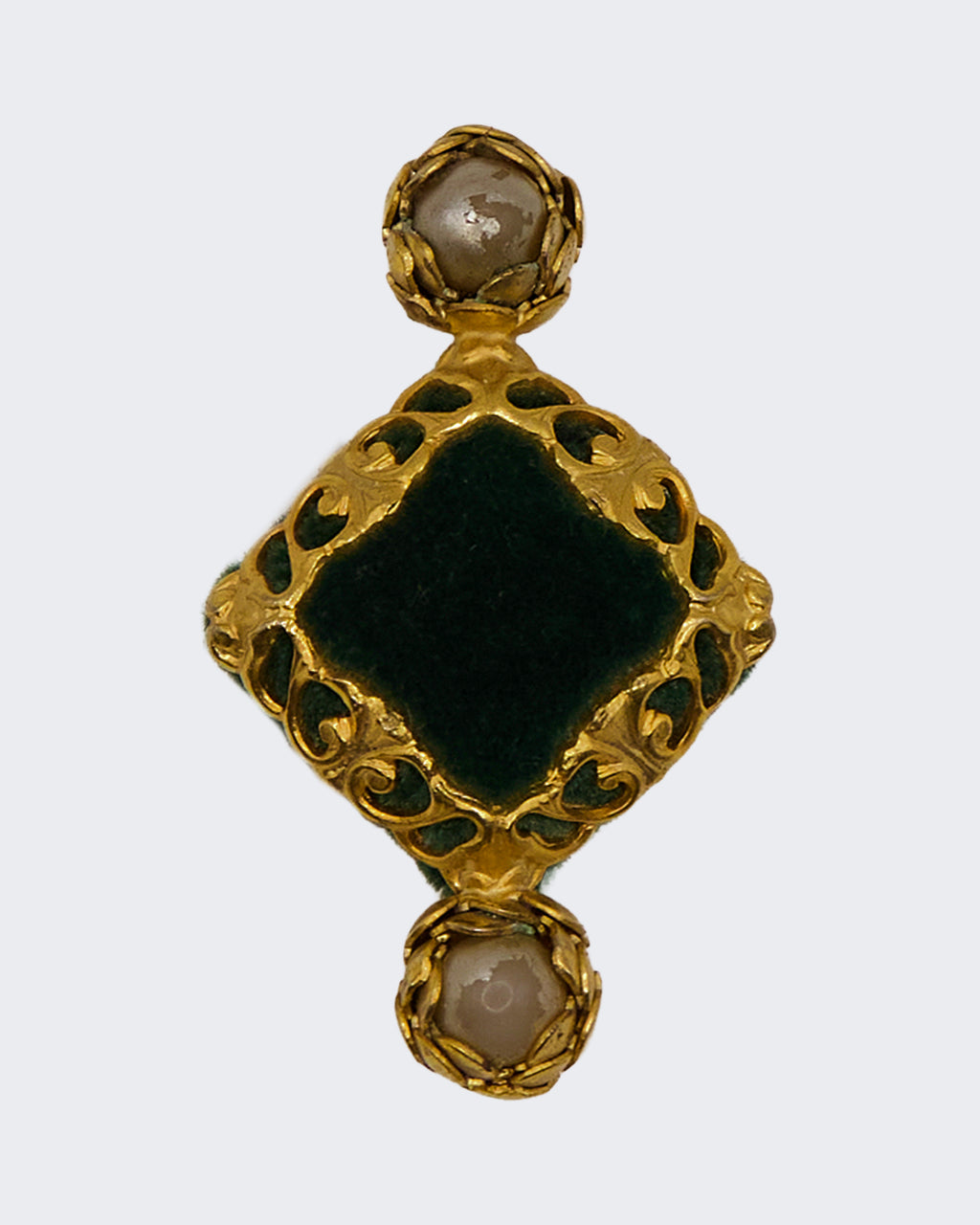 Spilla vintage placcata oro stile etrusco con inserto verde e cabochon – bigiotteria d’epoca elegante