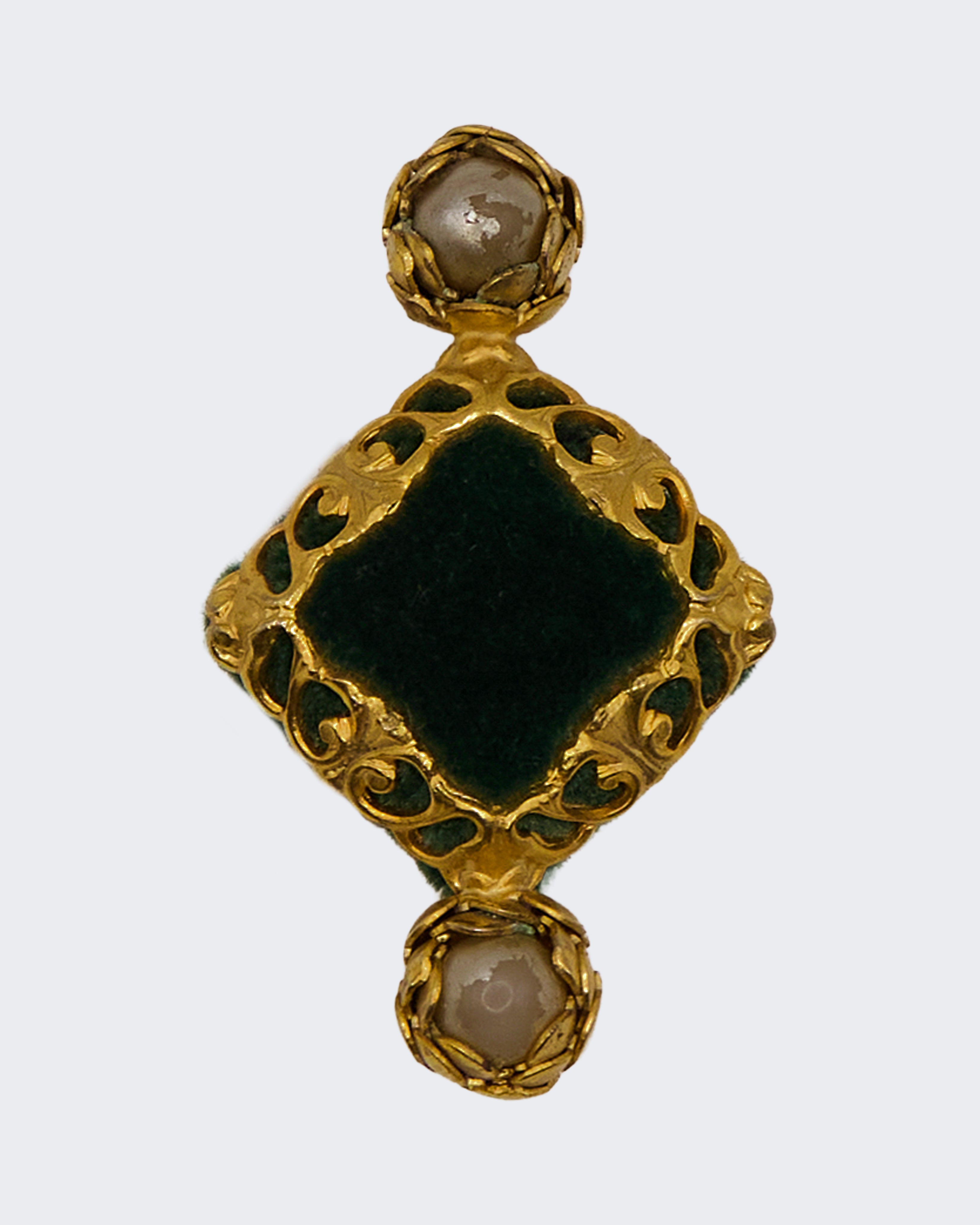 Spilla vintage placcata oro stile etrusco con inserto verde e cabochon – bigiotteria d’epoca elegante