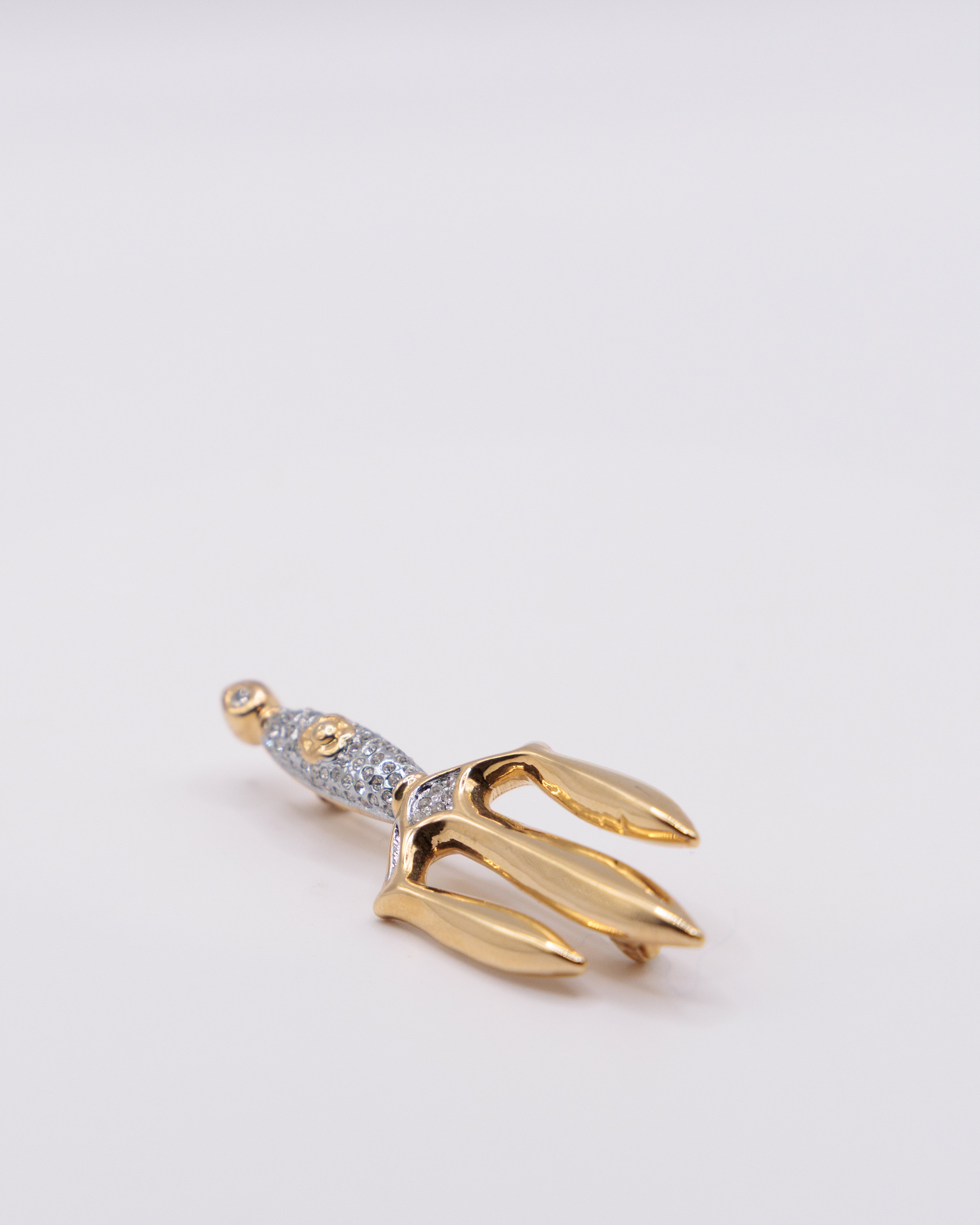 Spilla Vintage Tridente Dorata con Strass – Design Simbolico Elegante