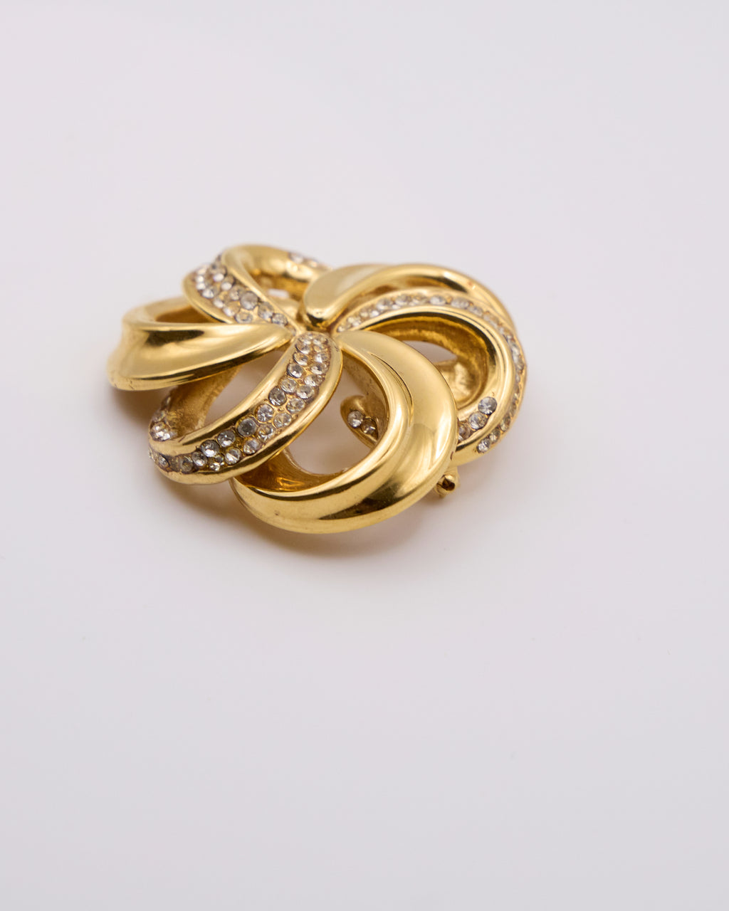 Spilla Vintage Bijoux Cascio Dorata con Strass – Design Astratto Anni ’80