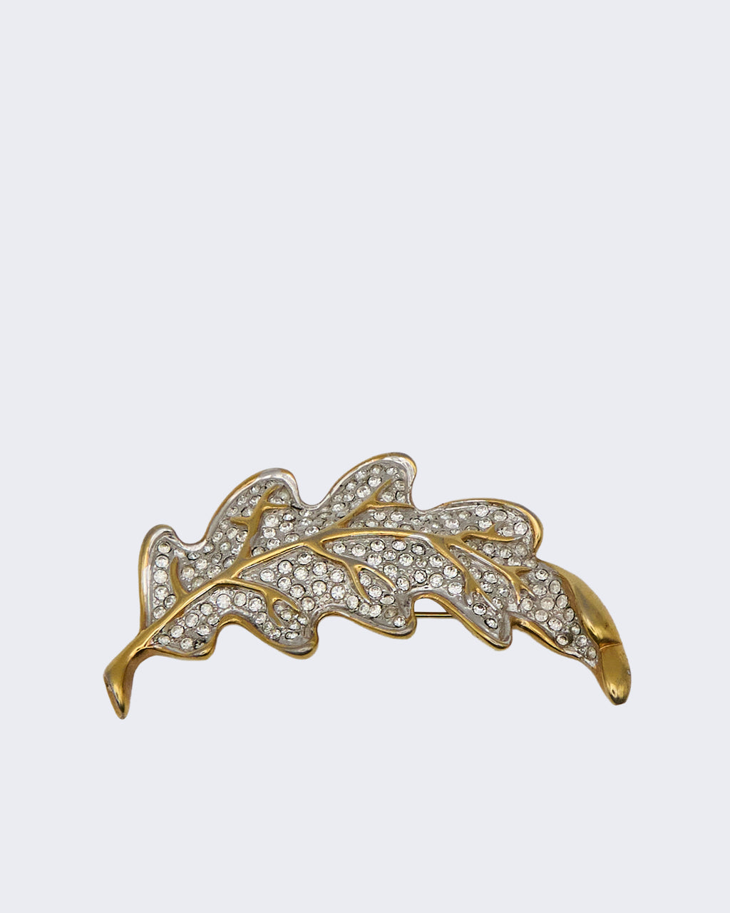 Spilla Vintage a Foglia Placcata Oro con Strass Trasparenti – Anni ’50–’70