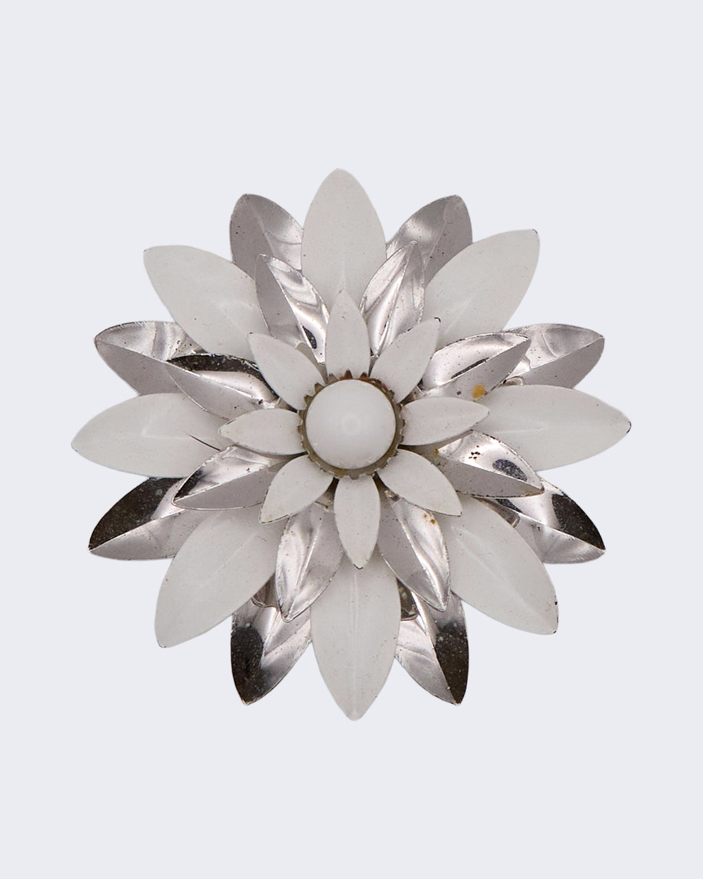 Spilla Vintage firmata Sarah Coventry con motivo Floreale in Metallo Argentato e Petali Smaltati Bianchi – Design Floreale Anni ’60