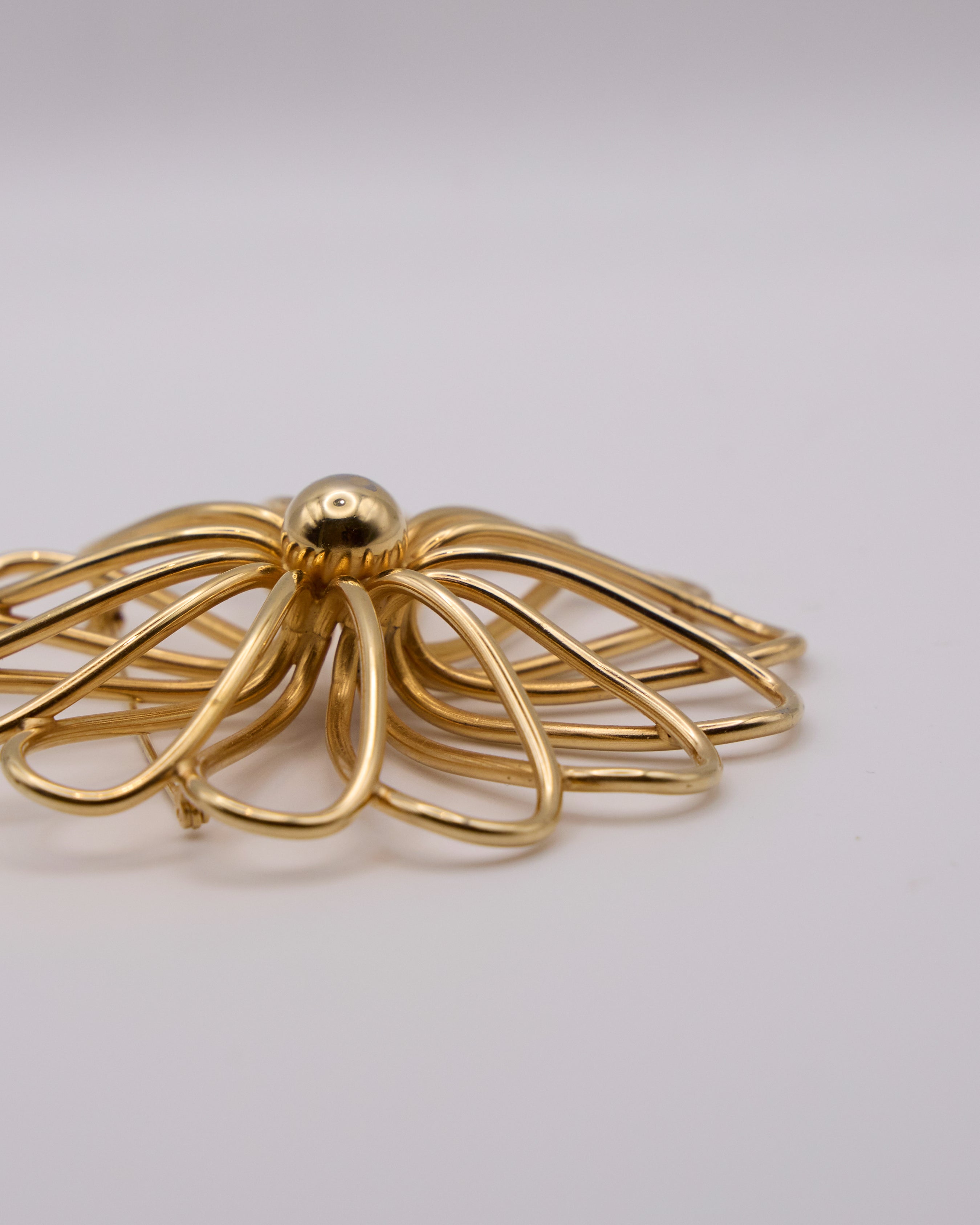 Spilla Vintage a Fiore Dorato – Elegante Gioiello Floreale