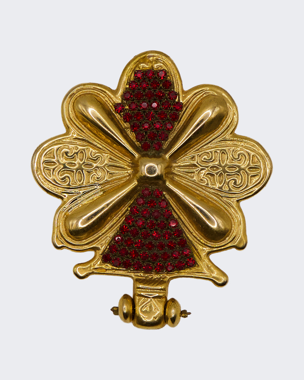 Spilla Vintage a Quadrifoglio Dorata con Pietre Rosse – Gioiello Simbolico d’Epoca