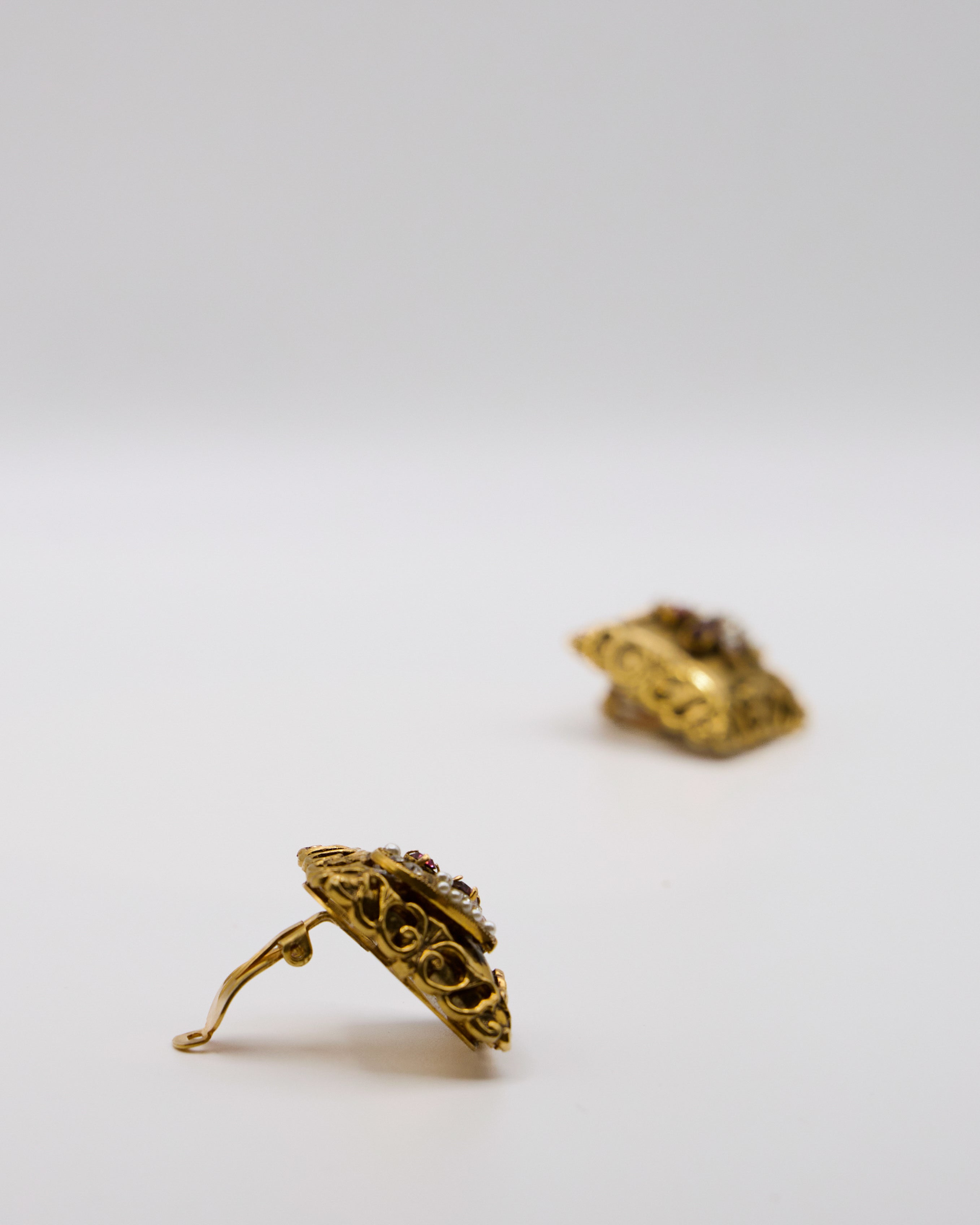 Orecchini Vintage Quadrati a Clip – Metallo Dorato, Strass e Perle Sintetiche