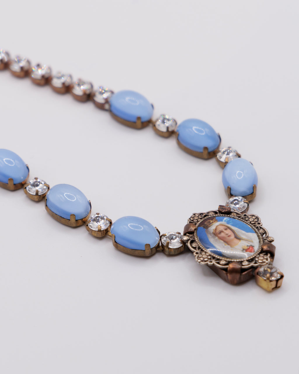 Collana Vintage Raffigurante La Madonna con Pietre Azzurre e Strass – Collier Religioso con Medaglione Sacro