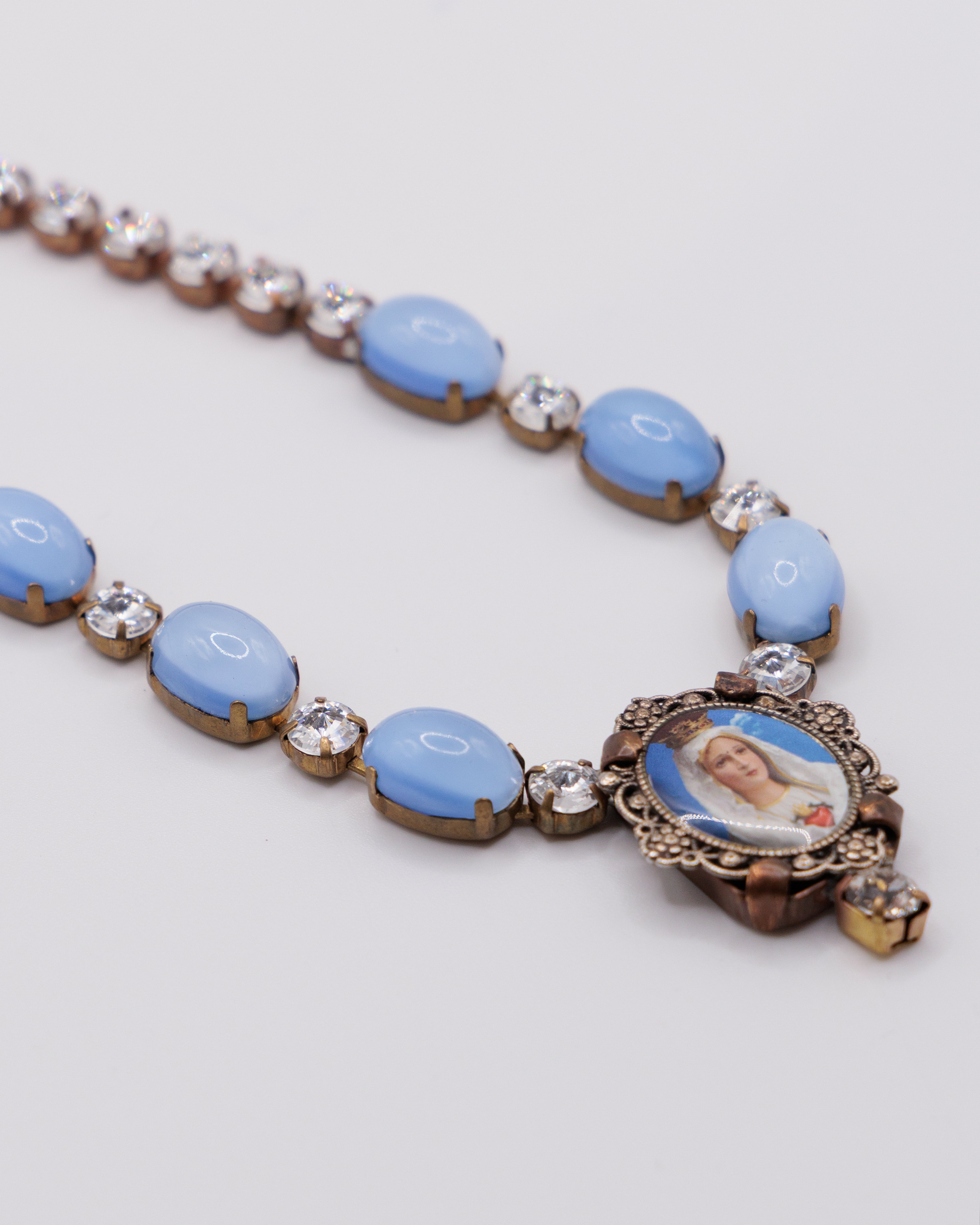 Collana Vintage Raffigurante La Madonna con Pietre Azzurre e Strass – Collier Religioso con Medaglione Sacro