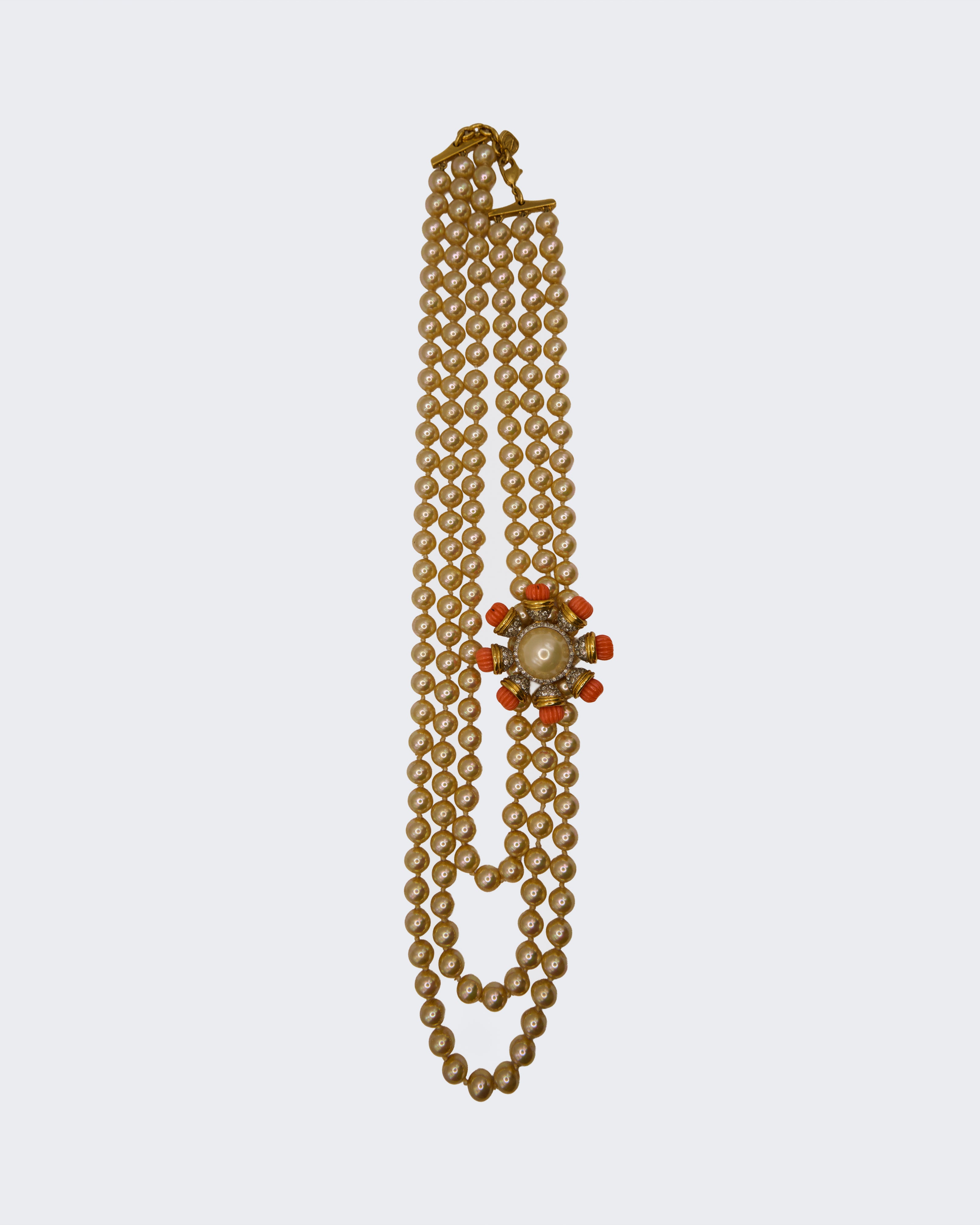 Collana Vintage Multifili di Perle con Fiore in Corallo – Eleganza d’Epoca Firmata Valentino